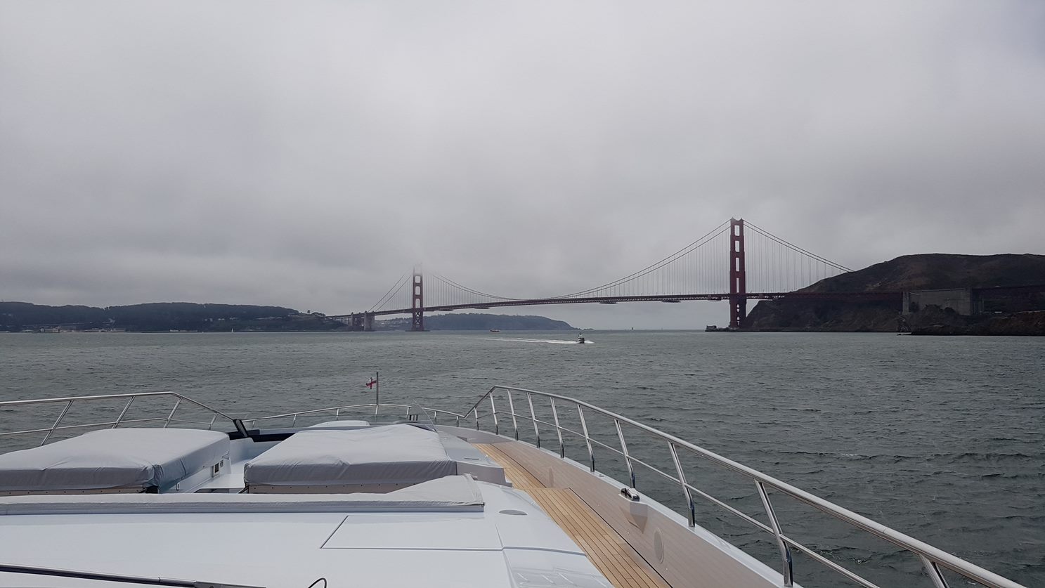 Yacht Mangusta verso il Golden Gate Bridge