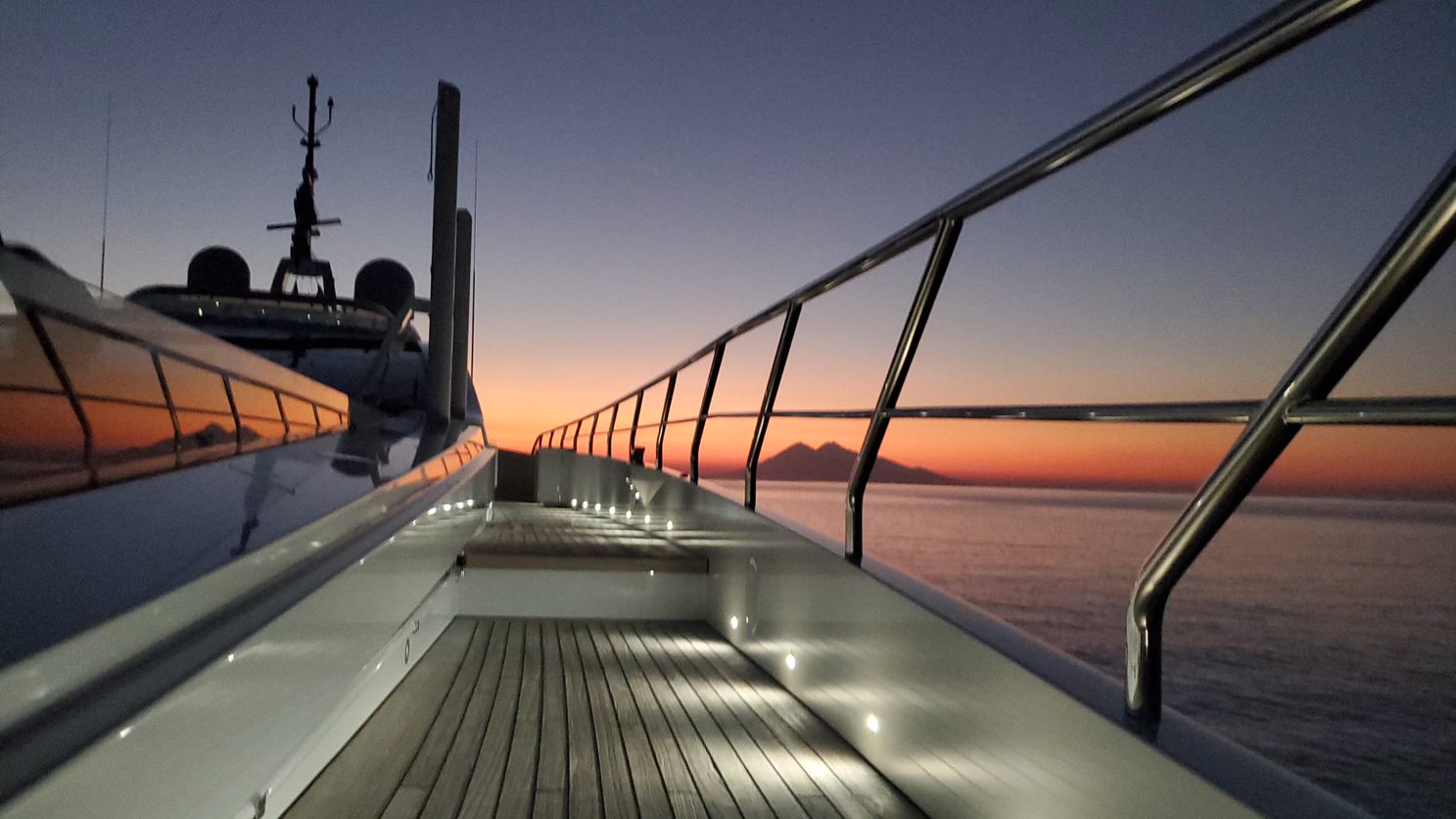 Tramonto sul ponte di un Mangusta Yacht elegante.