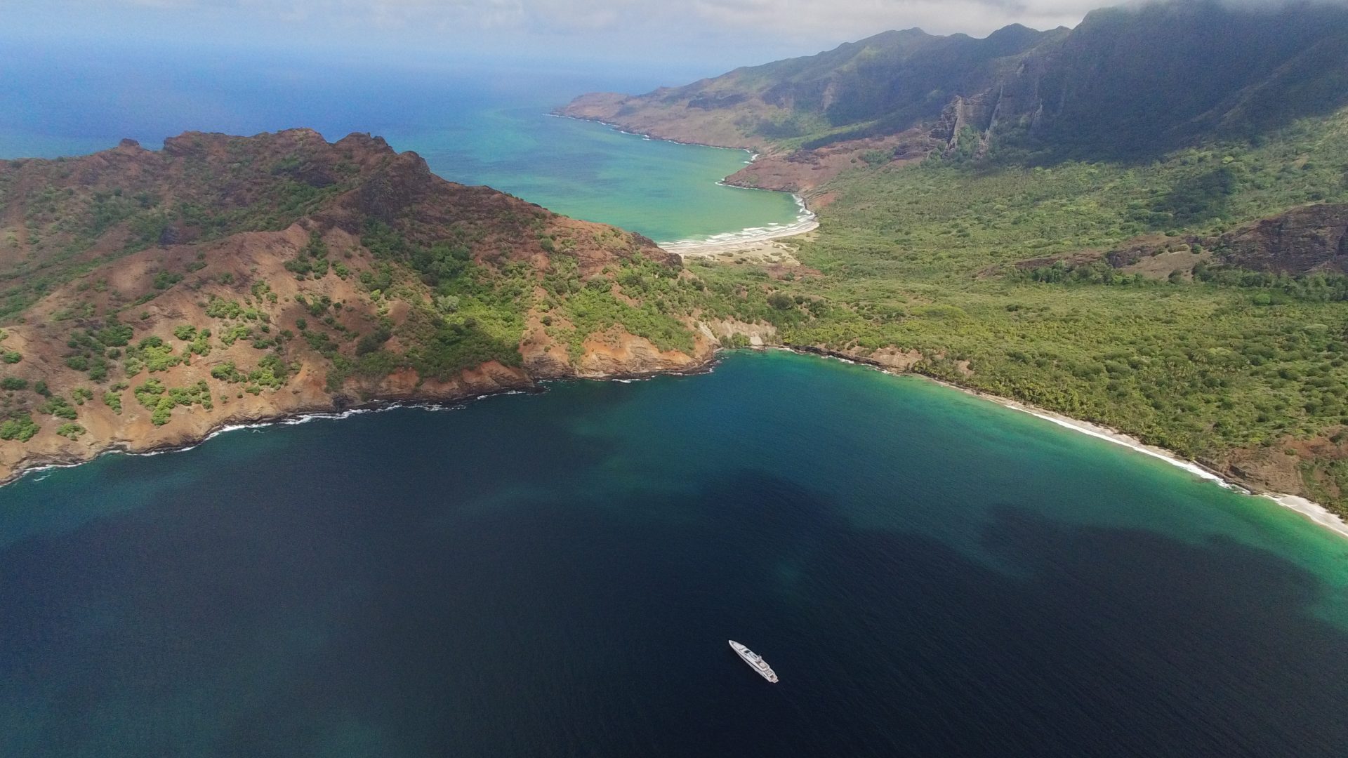 Yacht Mangusta in baia tropicale vista dall'alto