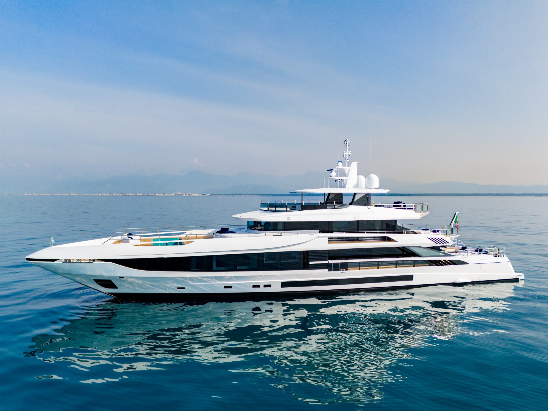 Yacht Mangusta naviga su acque serene