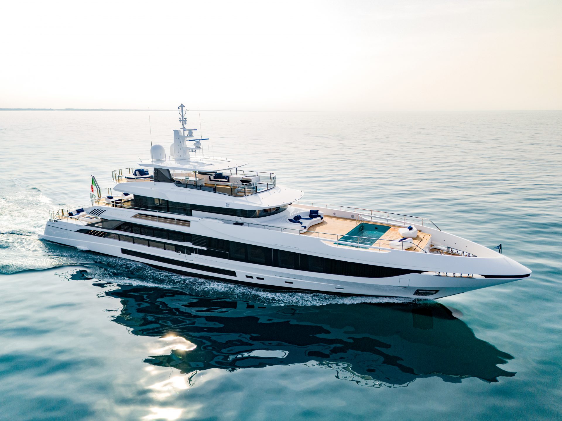 Yacht Mangusta in navigazione su acque tranquille.