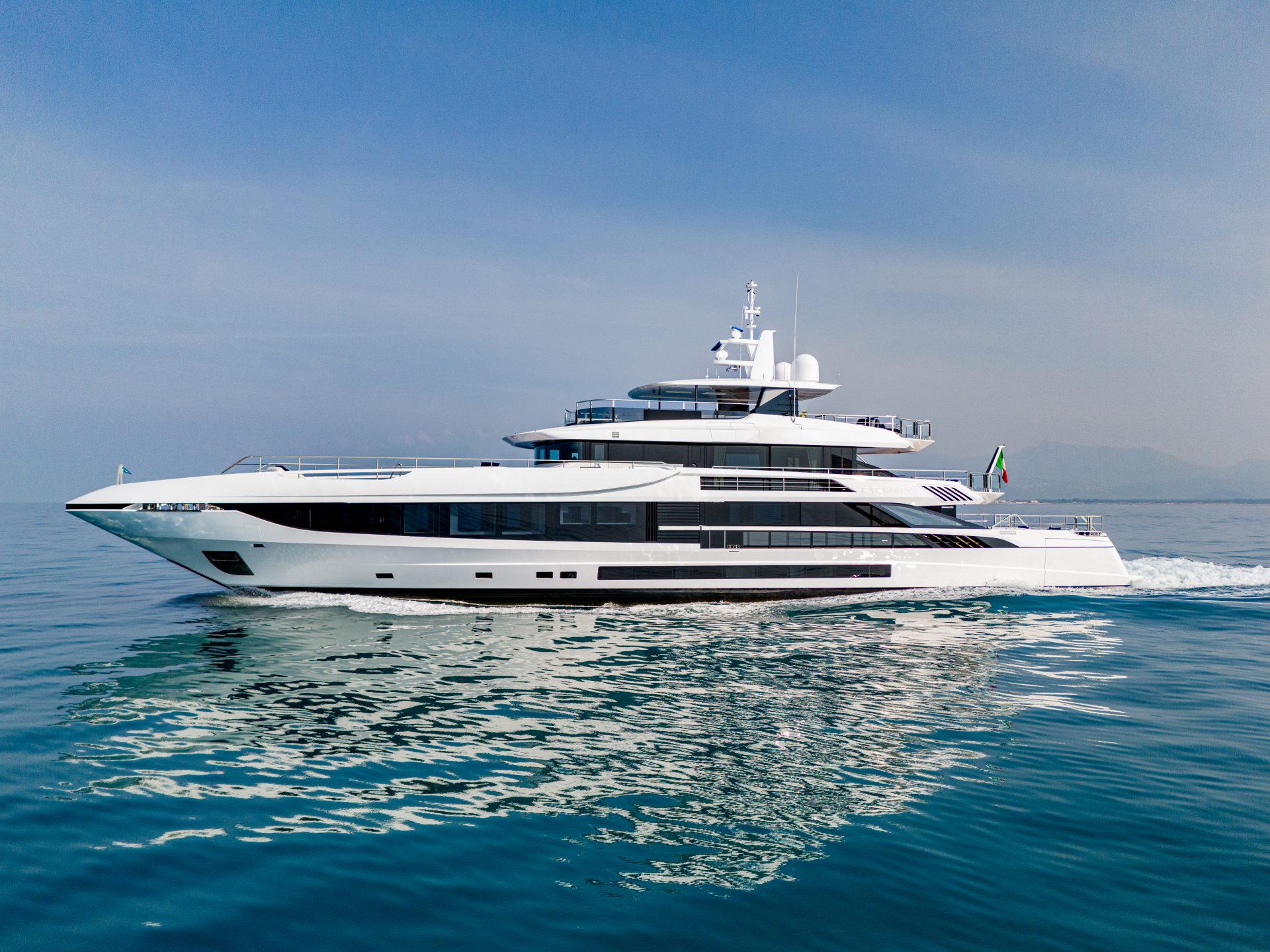Yacht di lusso Mangusta in navigazione tranquilla.