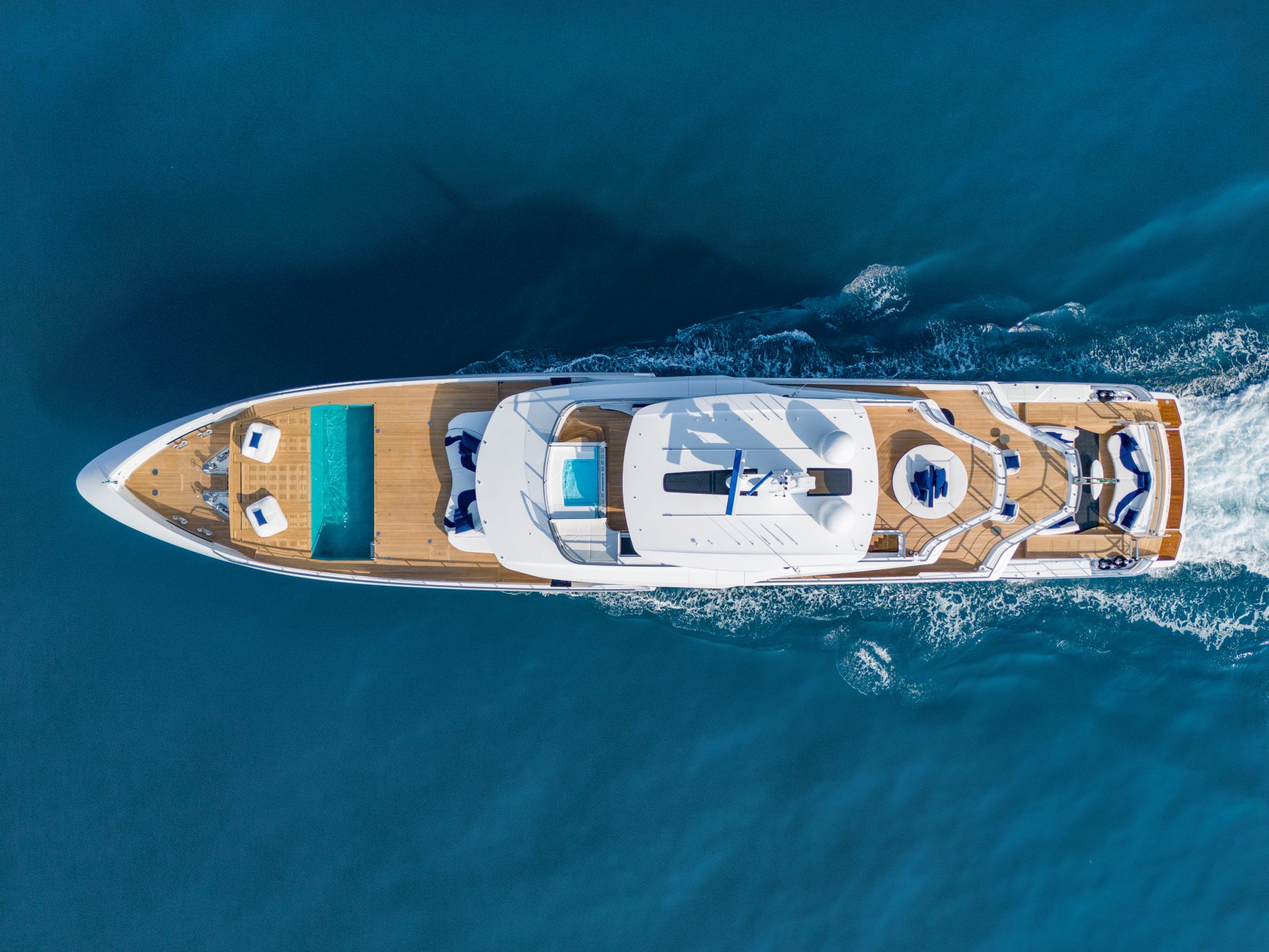 Yacht di lusso Mangusta solca le acque blu.