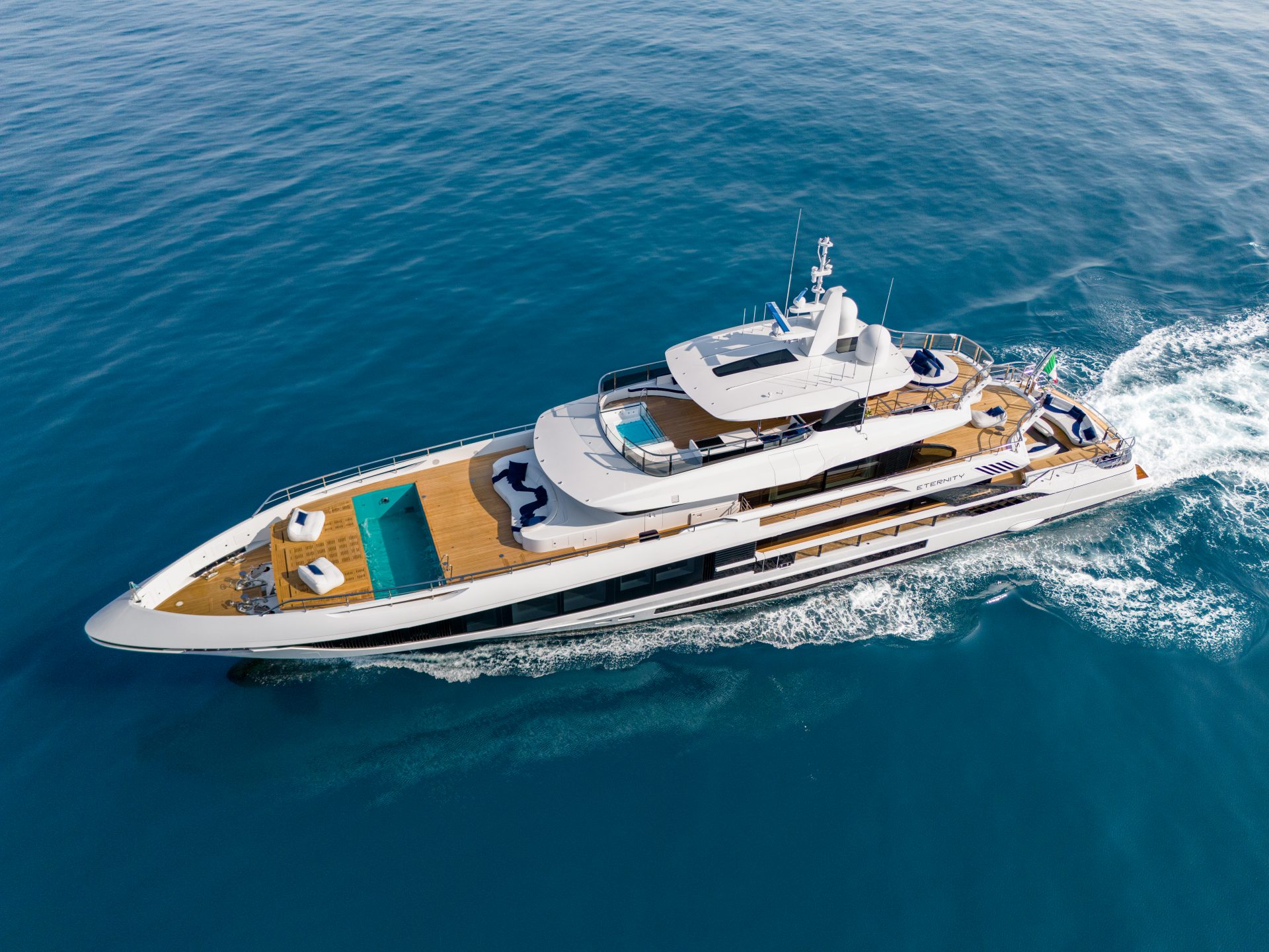 Yacht di lusso Mangusta sul mare azzurro