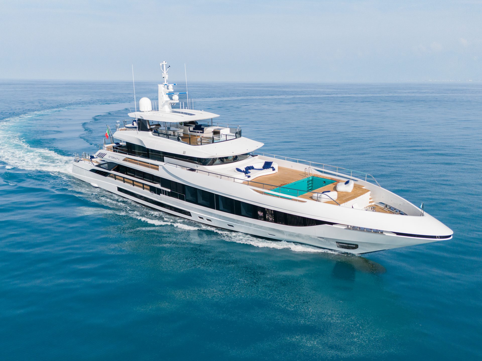 Yacht Mangusta sul mare aperto con piscina a bordo.