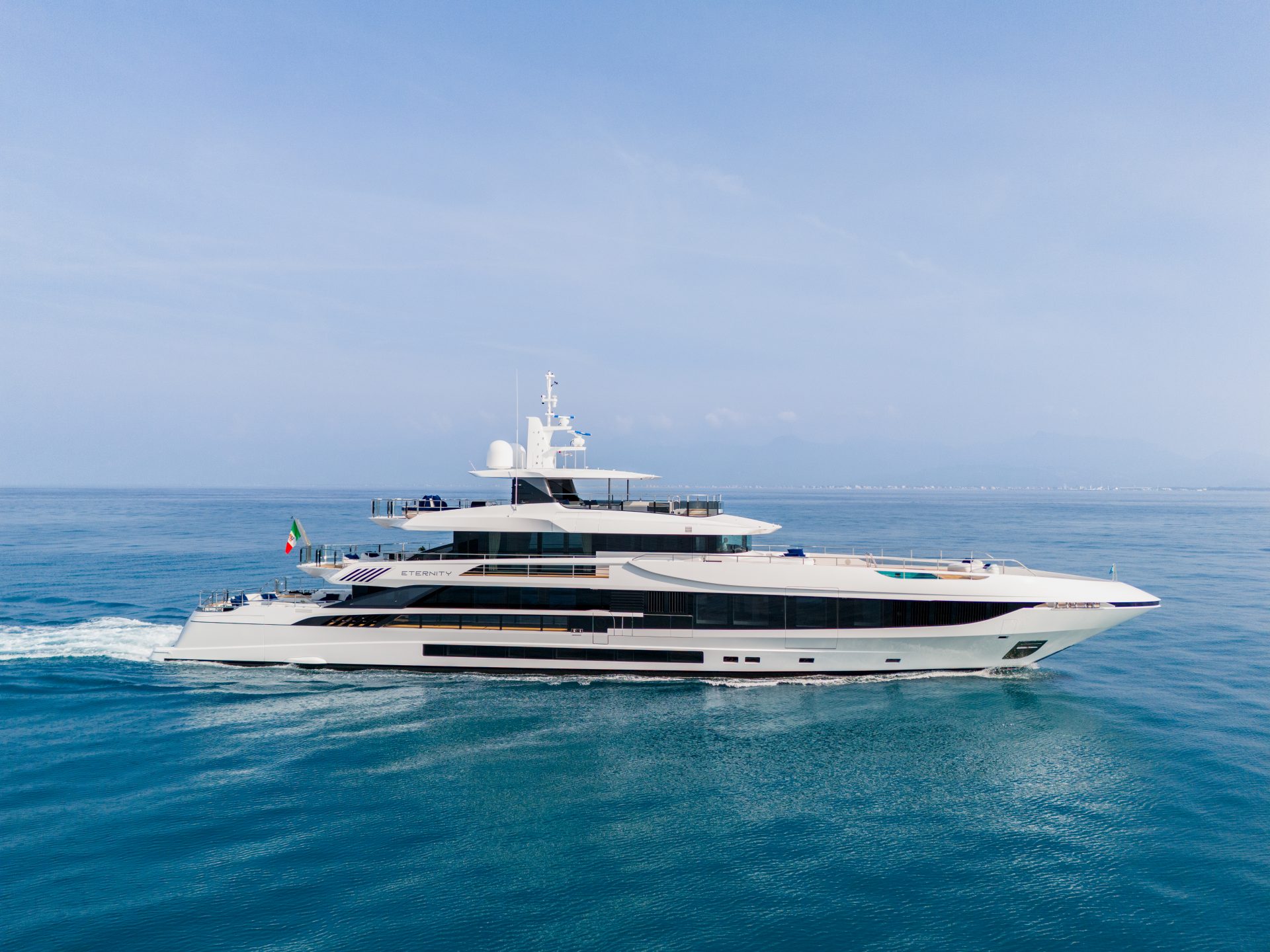 Yacht Mangusta su mare tranquillo e limpido.