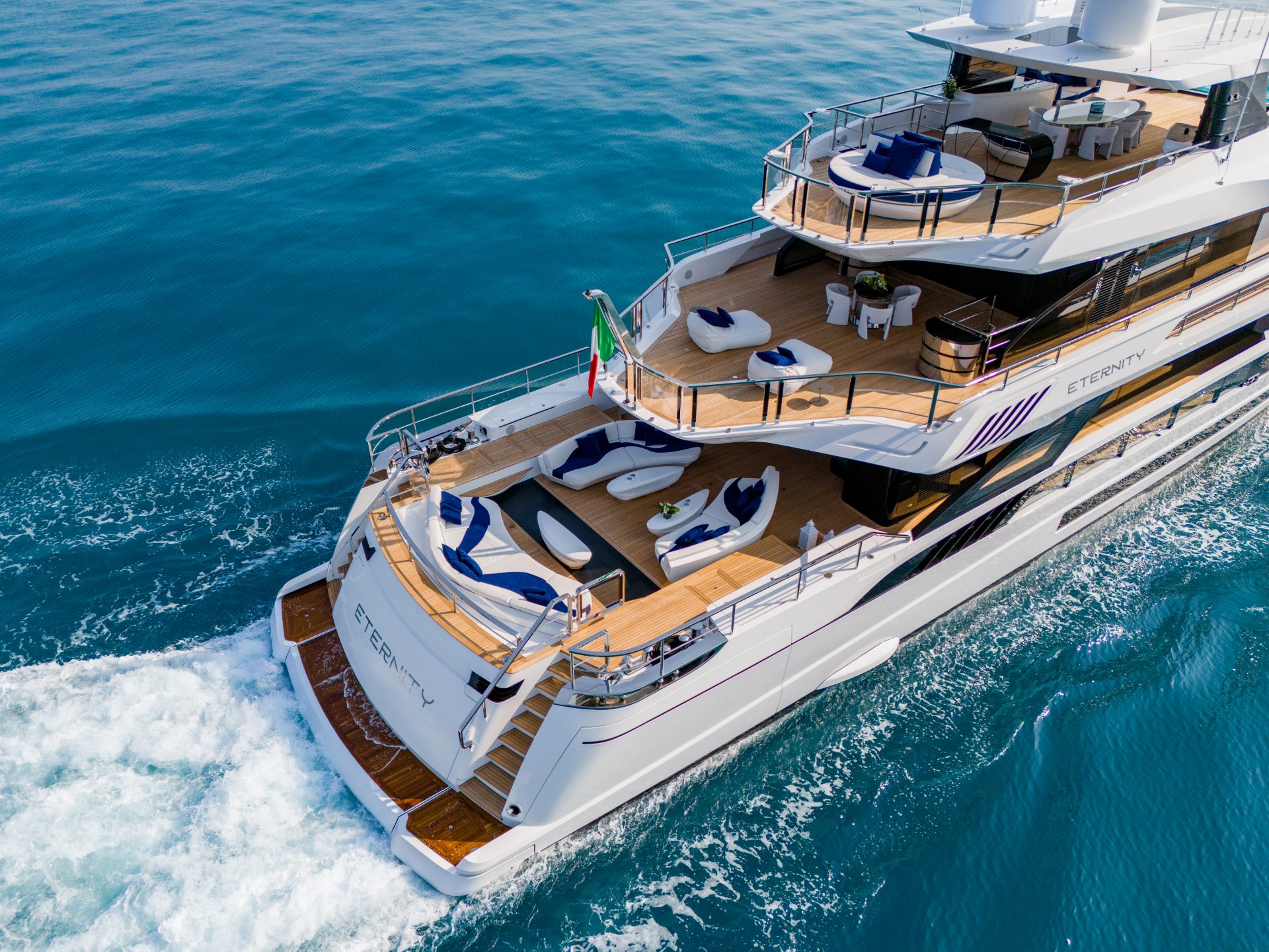 Yacht Mangusta naviga nel mare azzurro.