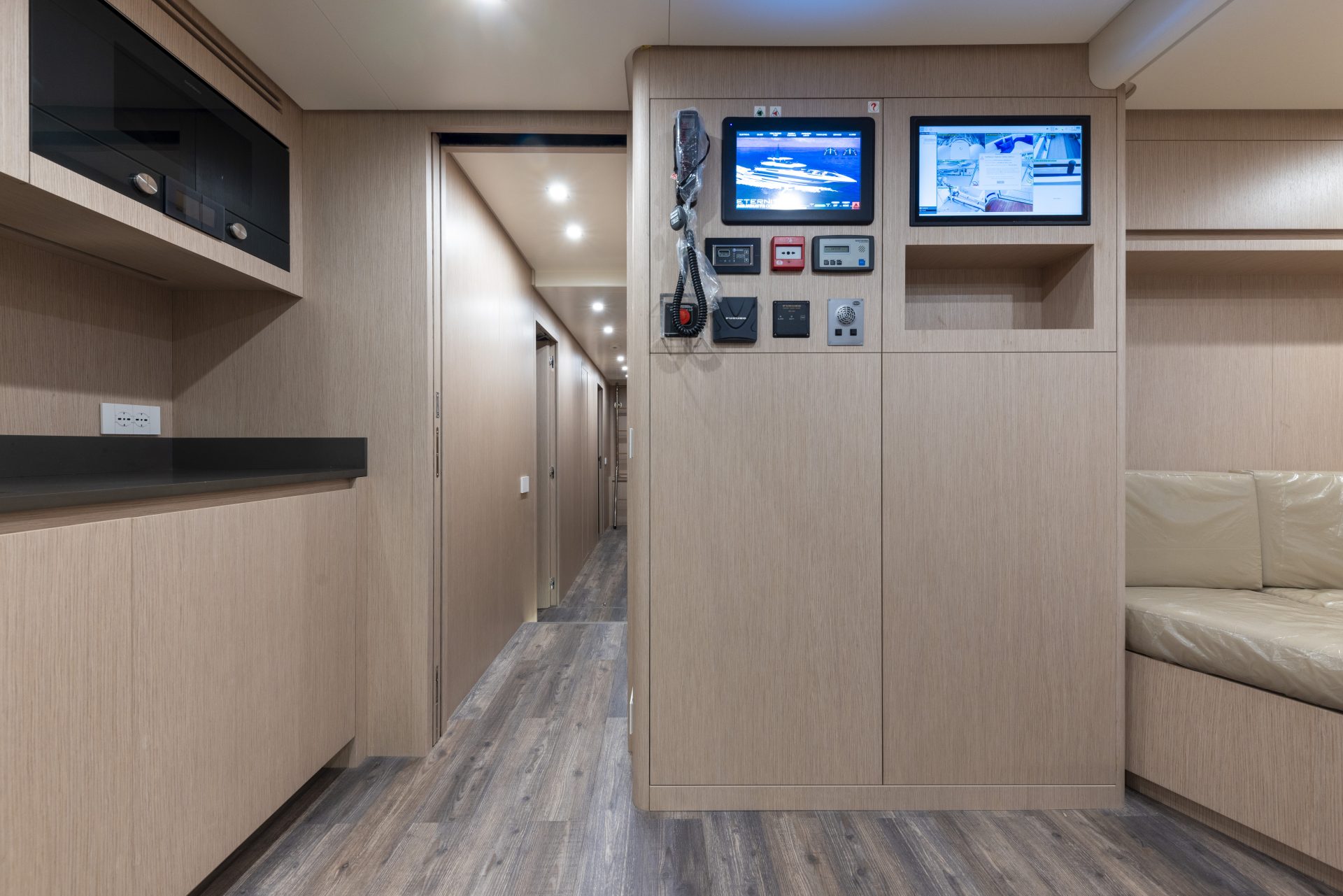 Interni sofisticati di un Mangusta Yacht.