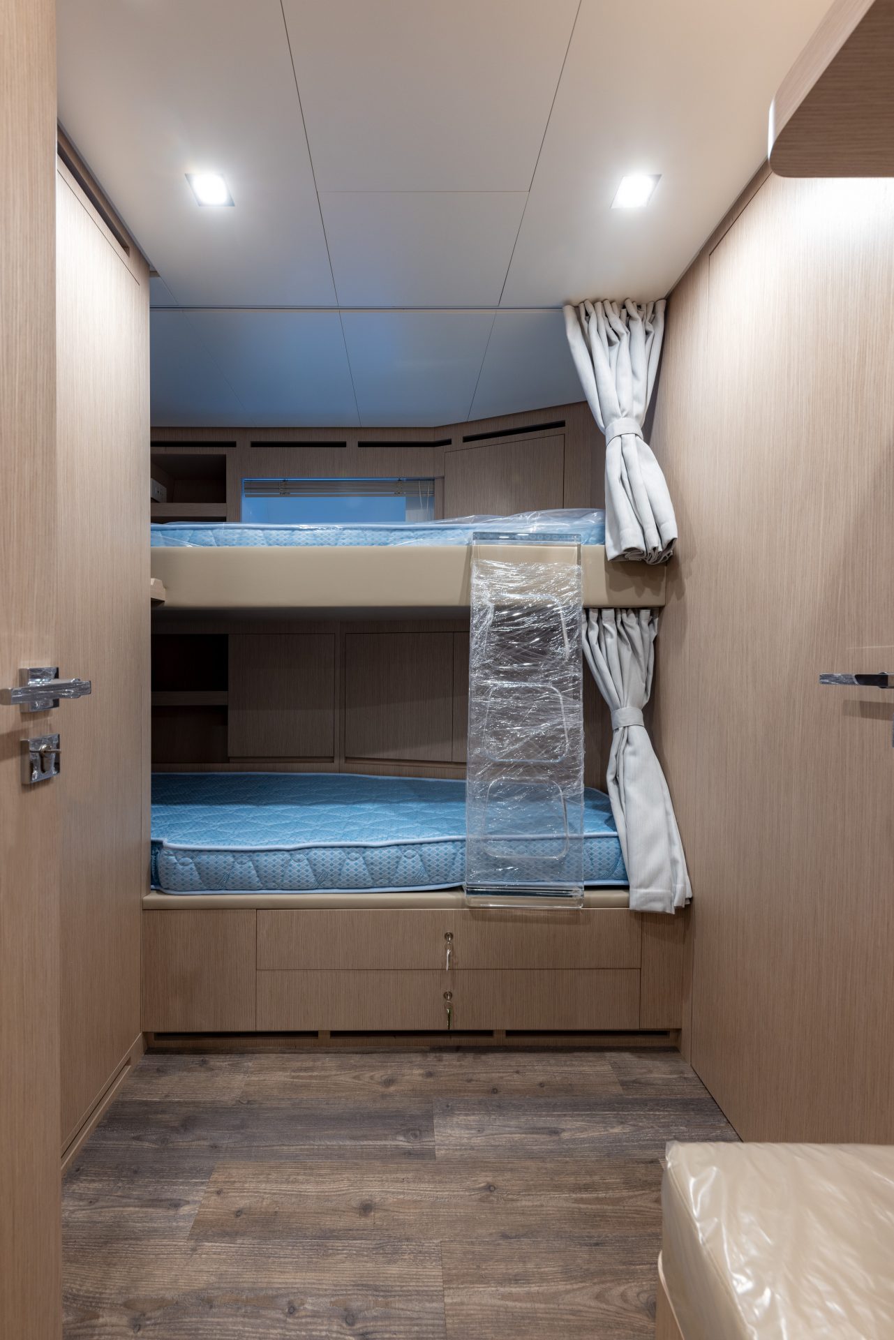 Cabina doppia con letti a castello su Mangusta Yacht.