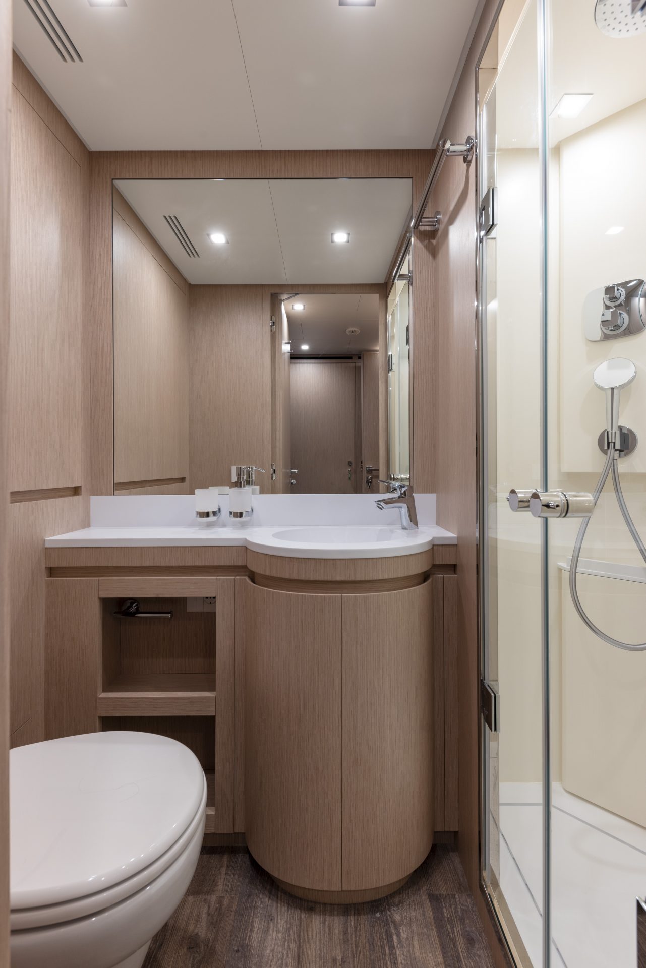 Bagno elegante in legno chiaro nello yacht Mangusta