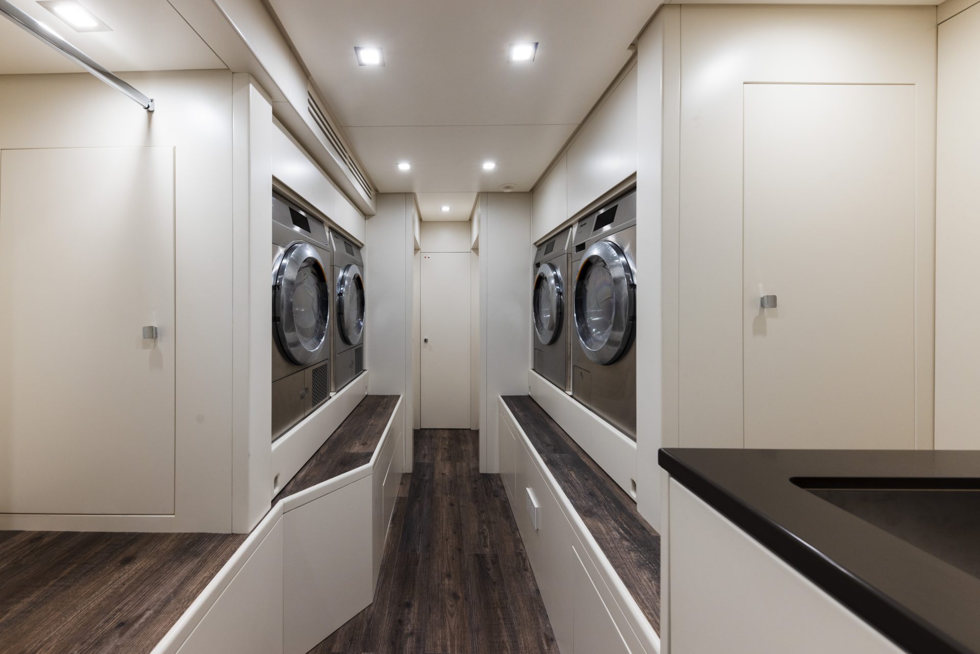 Lavanderia di lusso su Mangusta Yacht.