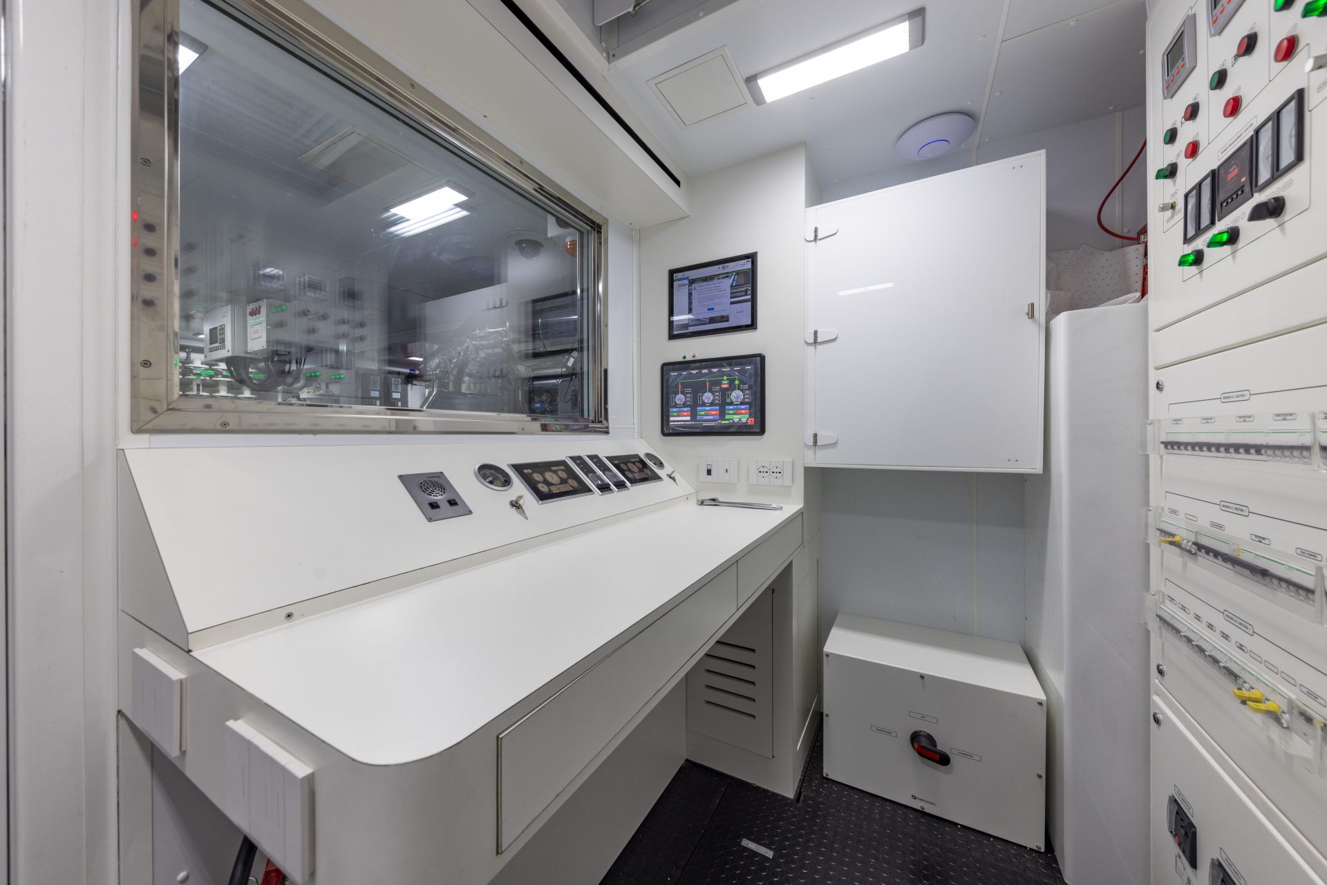 Sala comandi tecnologica Mangusta Yachts.