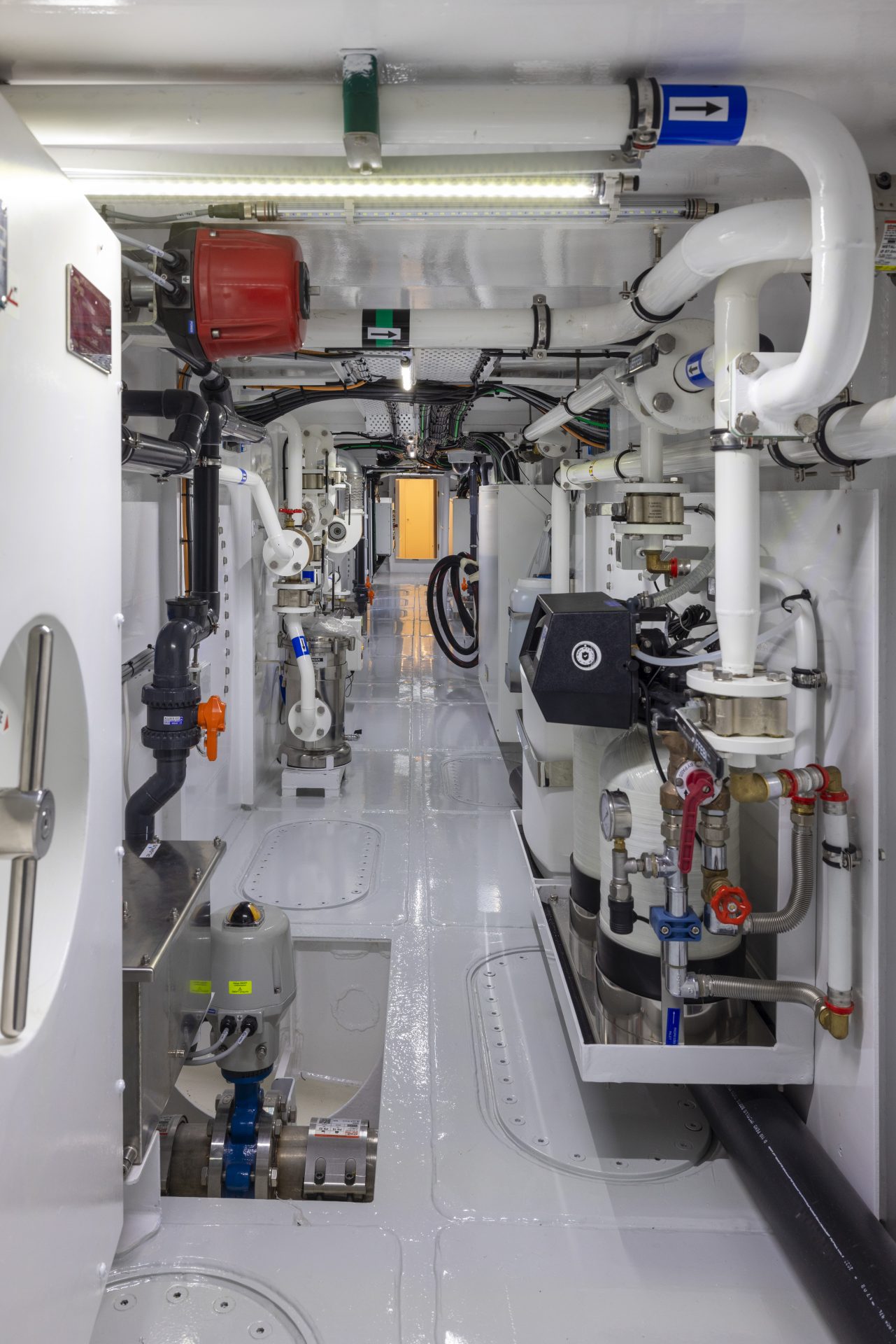 Sala macchine ben organizzata di un Mangusta Yacht