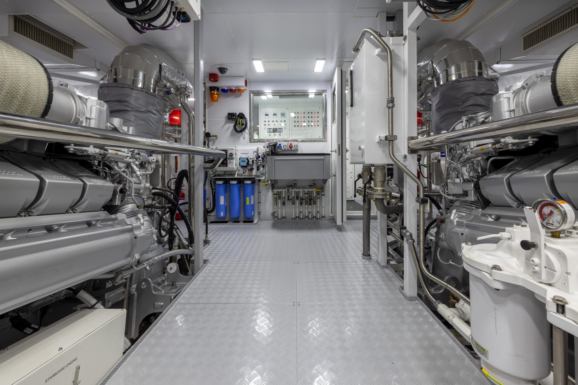 Sala macchine Yachts Mangusta, dettagli motore avanzati.