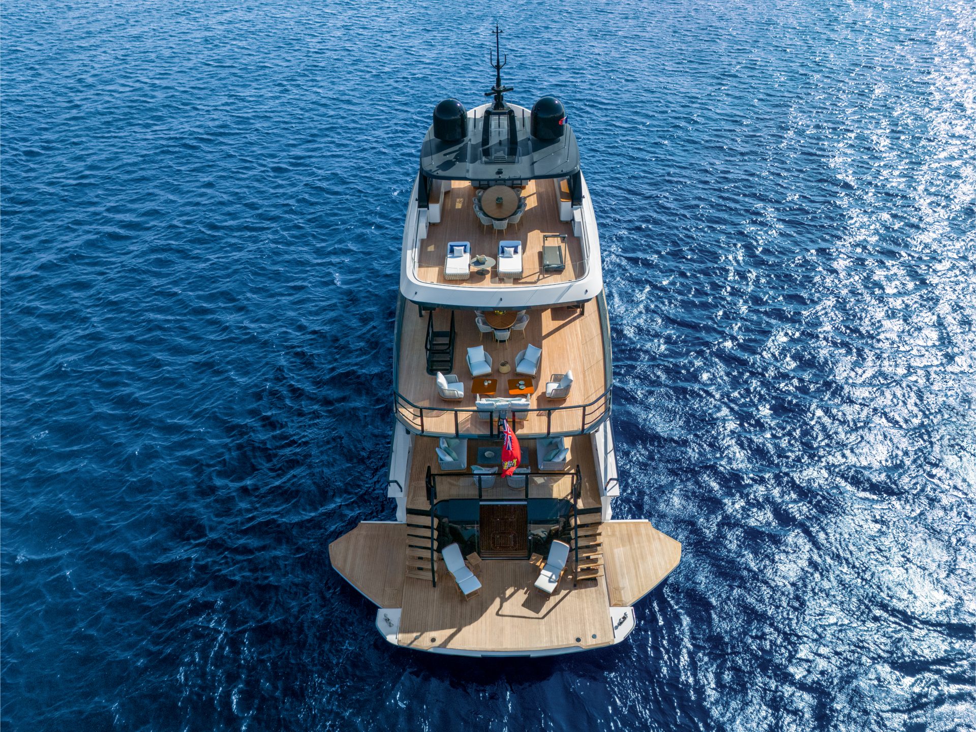 Yacht Mangusta sul mare, vista dall'alto.