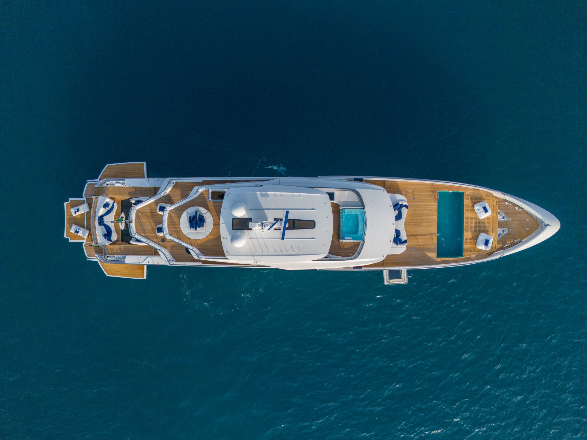 Yacht Mangusta dall'alto, piscina e ponte spazioso.