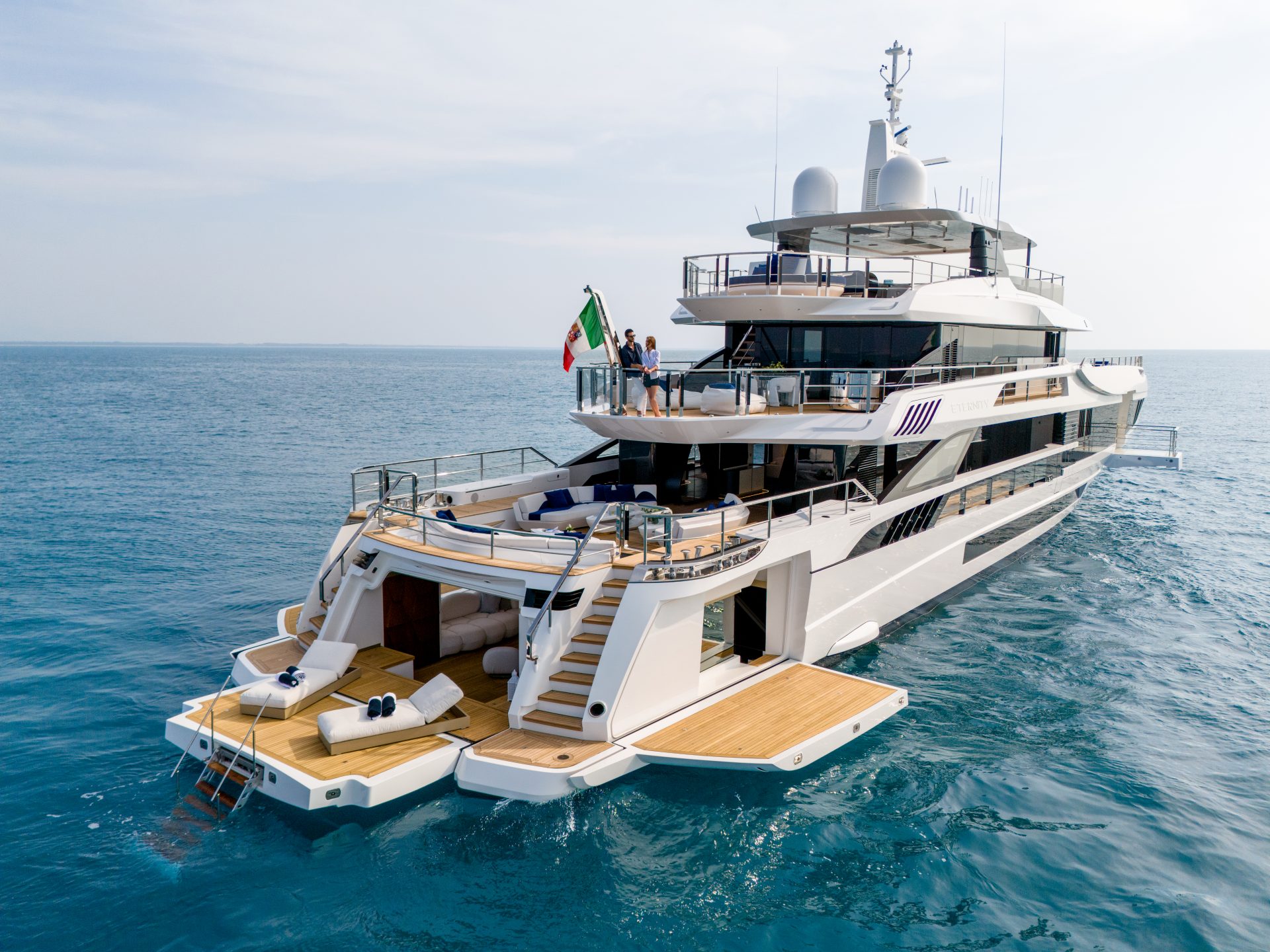 Yacht di lusso Mangusta in mare aperto