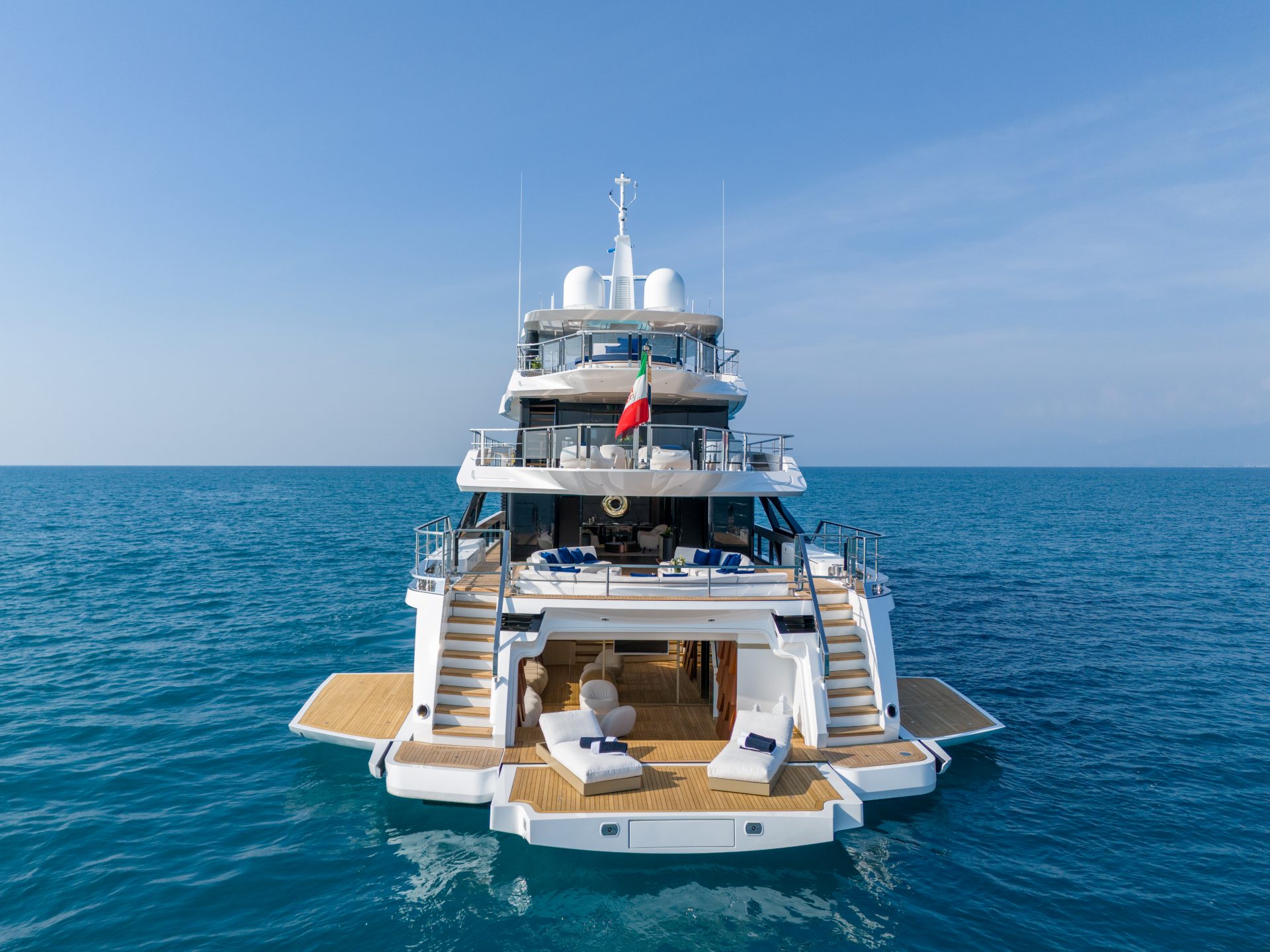 Yacht Mangustaesplora il Mediterraneo elegante.