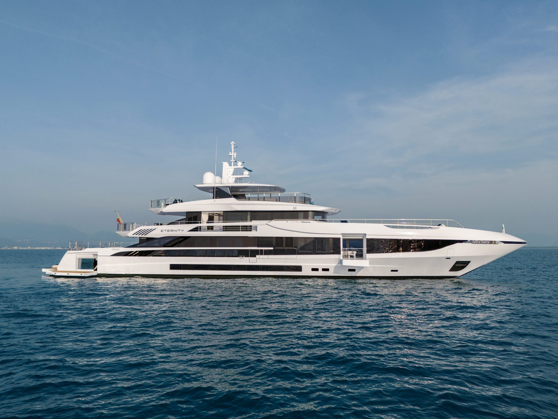Yacht Mangusta sull'acqua, cielo limpido.