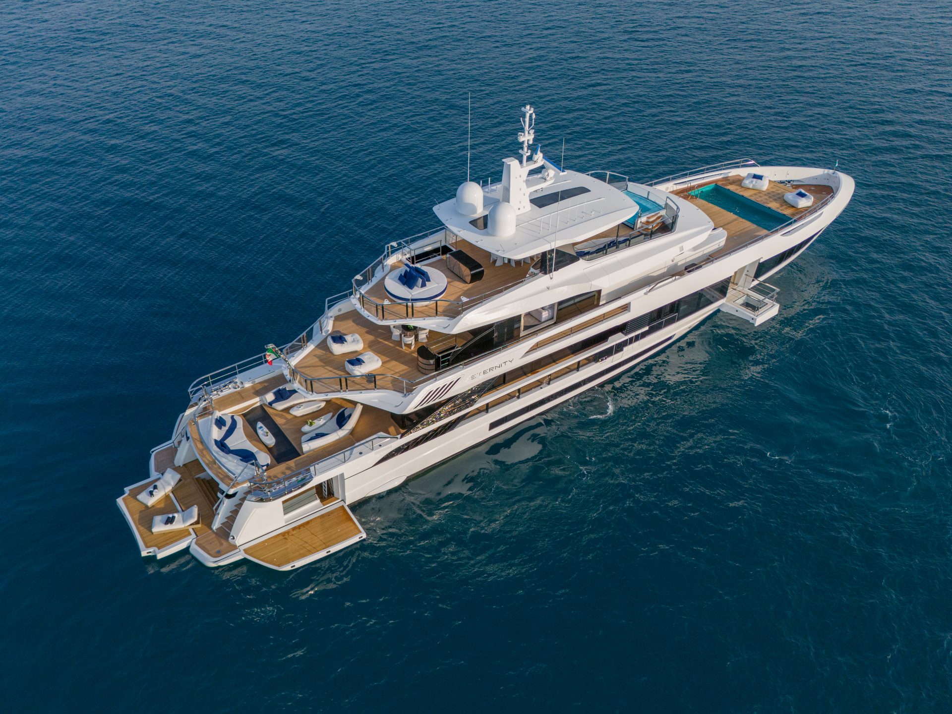 Yacht Mangusta su acque blu, viste dal cielo
