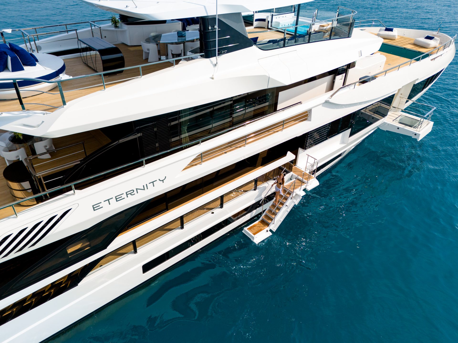 Yacht Mangusta con terrazza sul mare e piscina elegante.