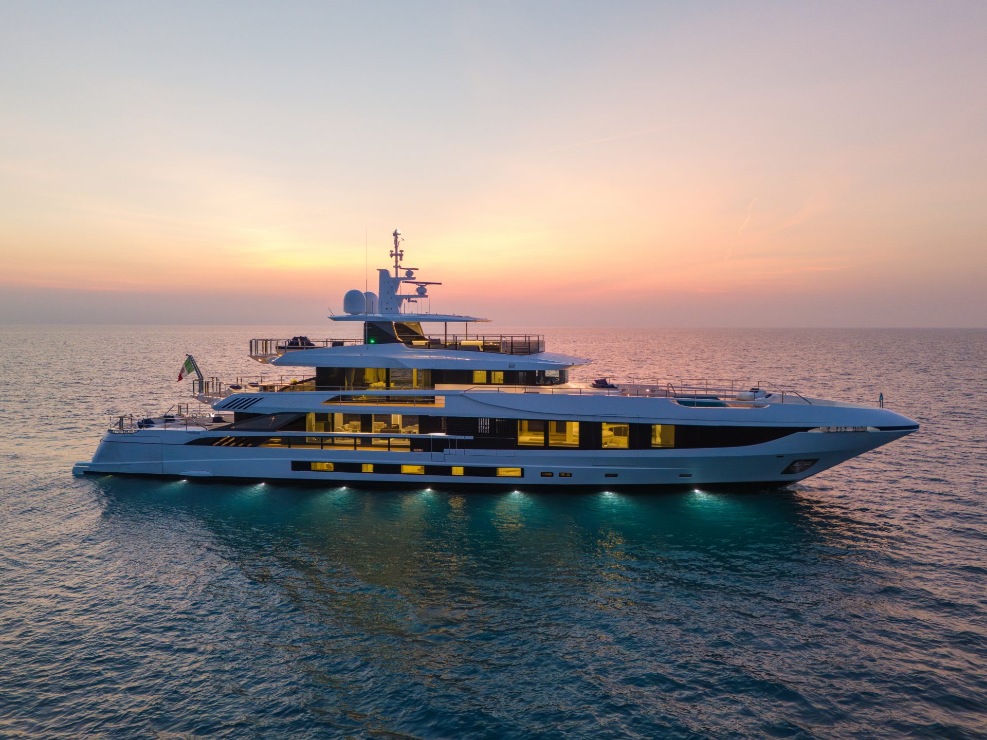 Yacht di lusso Mangusta al tramonto sul mare.