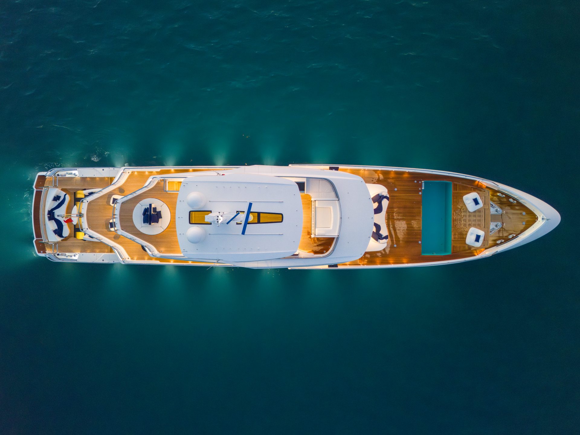 Lussuoso yacht Mangusta visto dall'alto in mare.