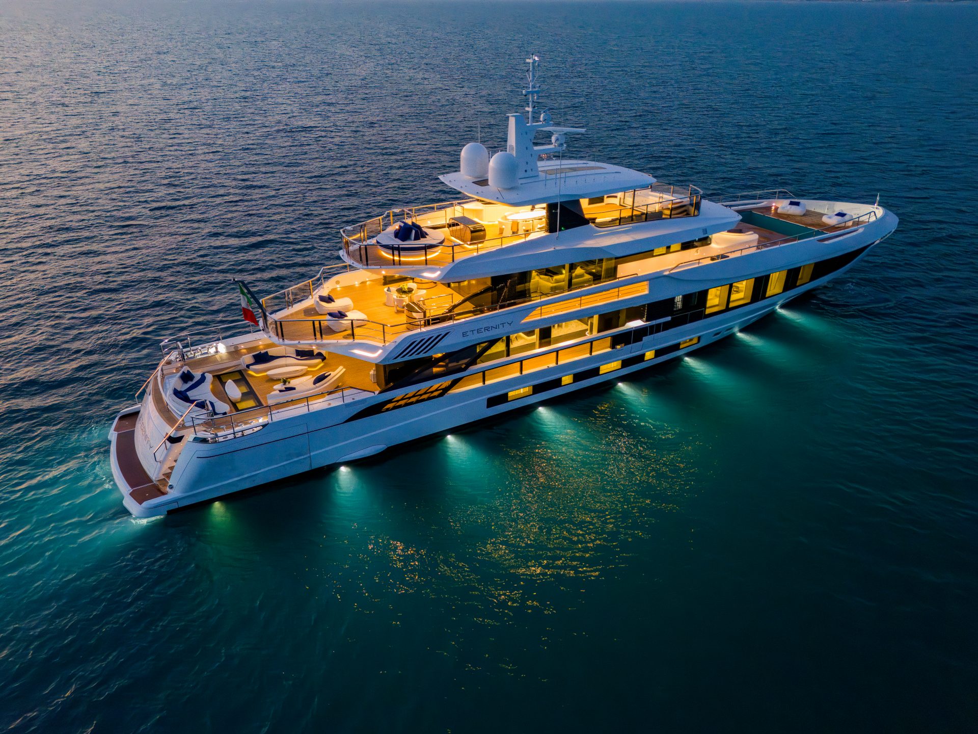 Yacht Mangusta al tramonto sul mare.