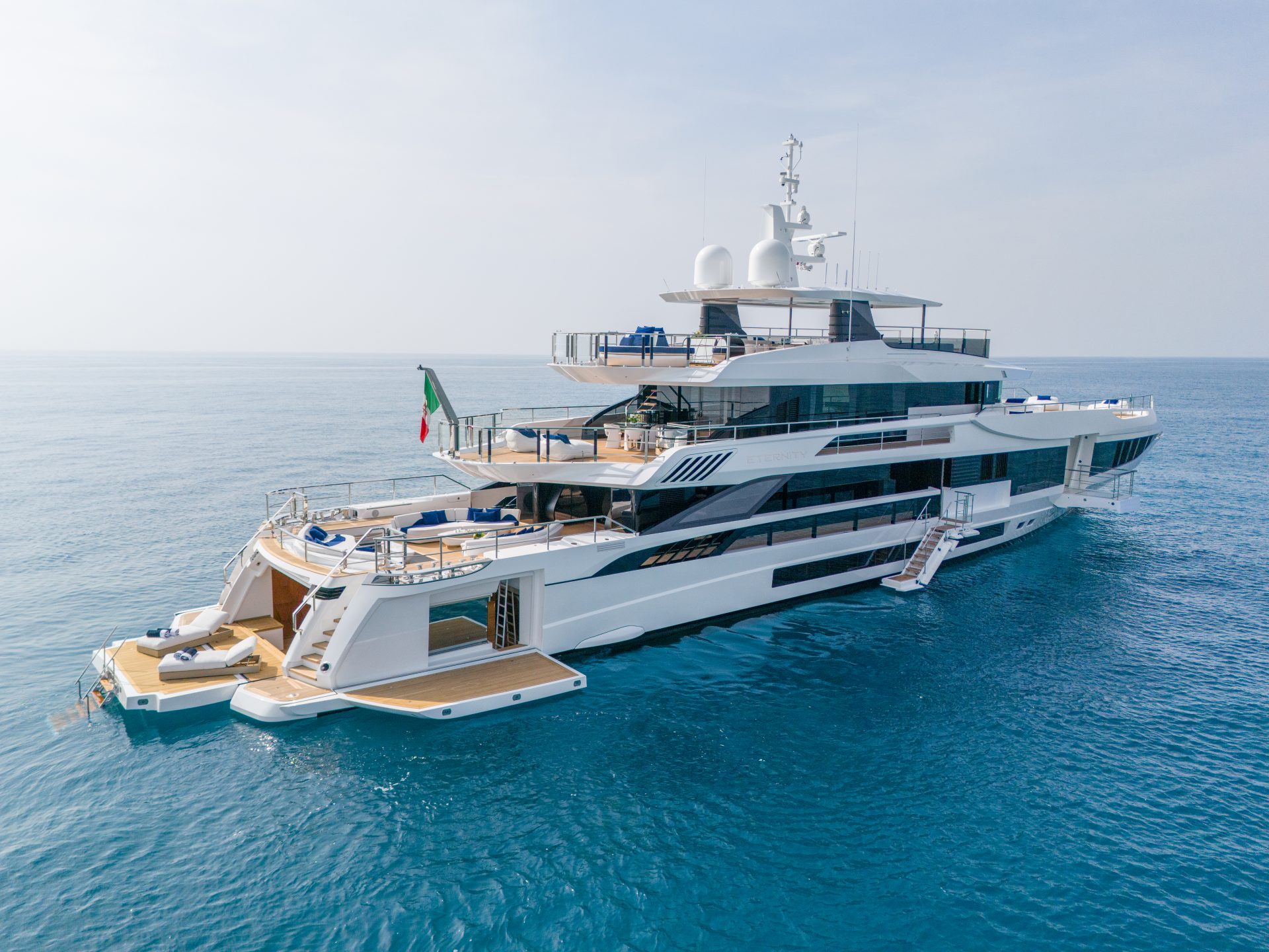 Yacht Mangusta naviga su acque blu dall'alto.