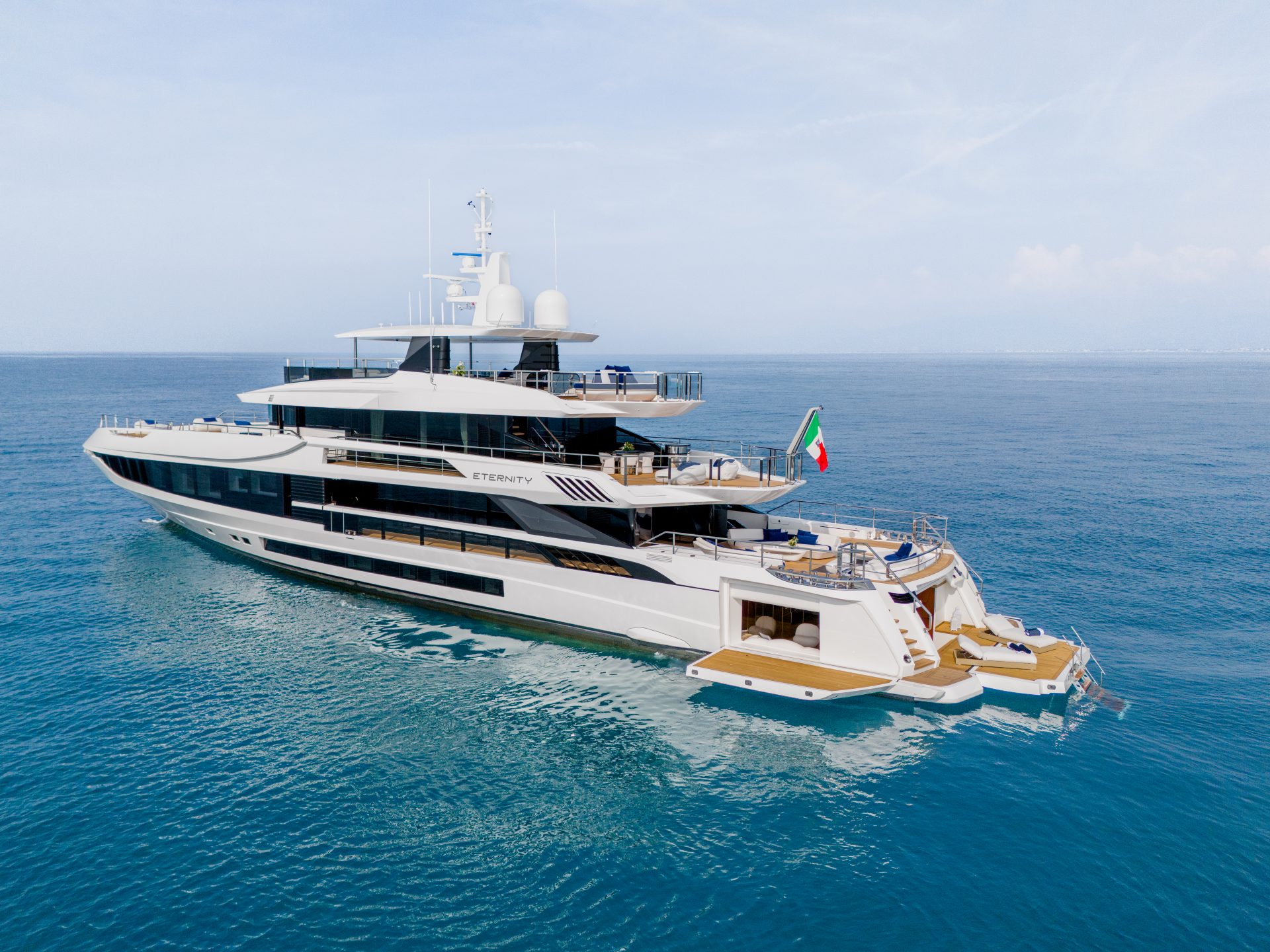 Yacht Mangusta in navigazione su acque azzurre.
