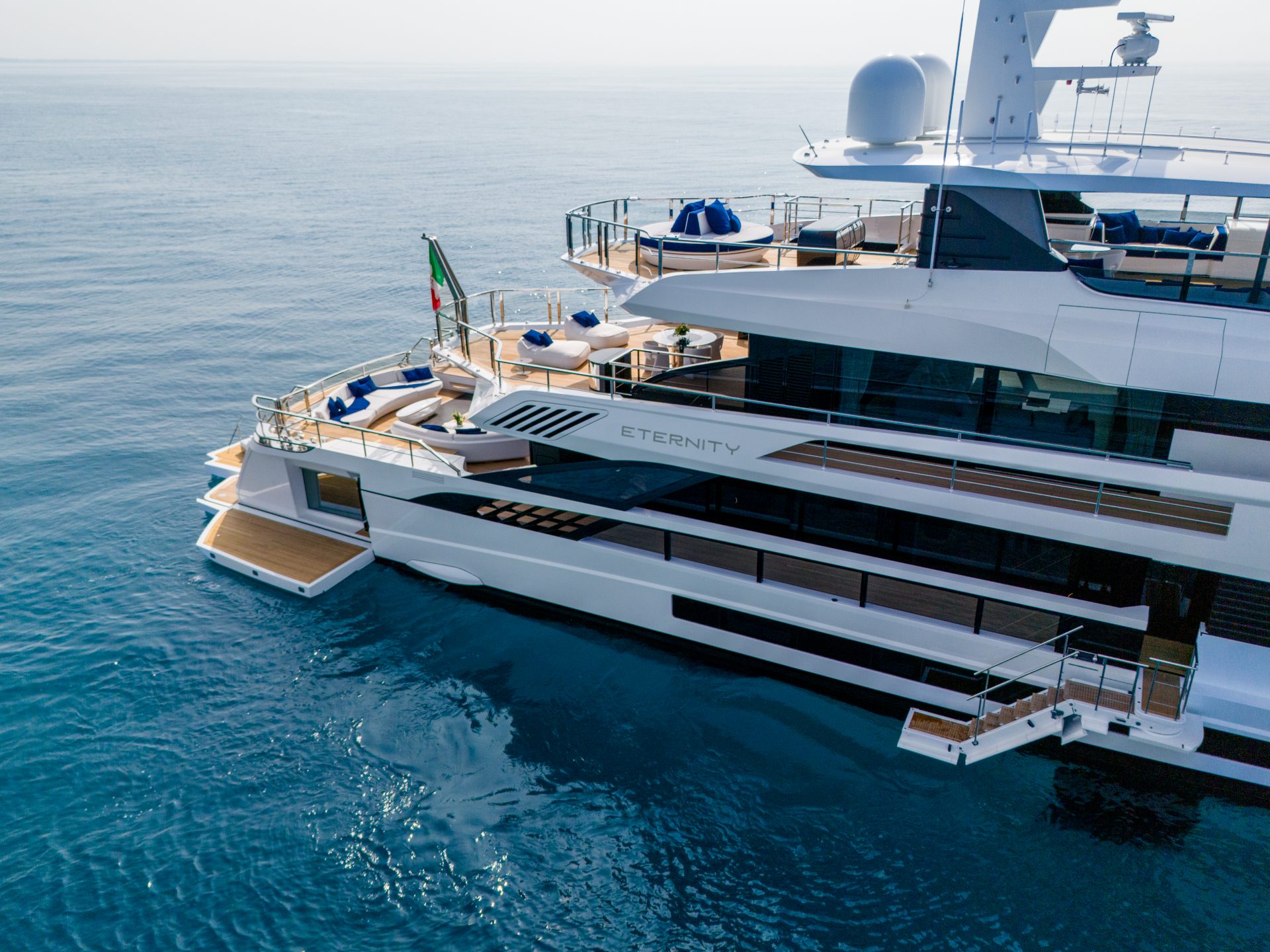 Yacht Mangusta Eternity al largo, vista posteriore.