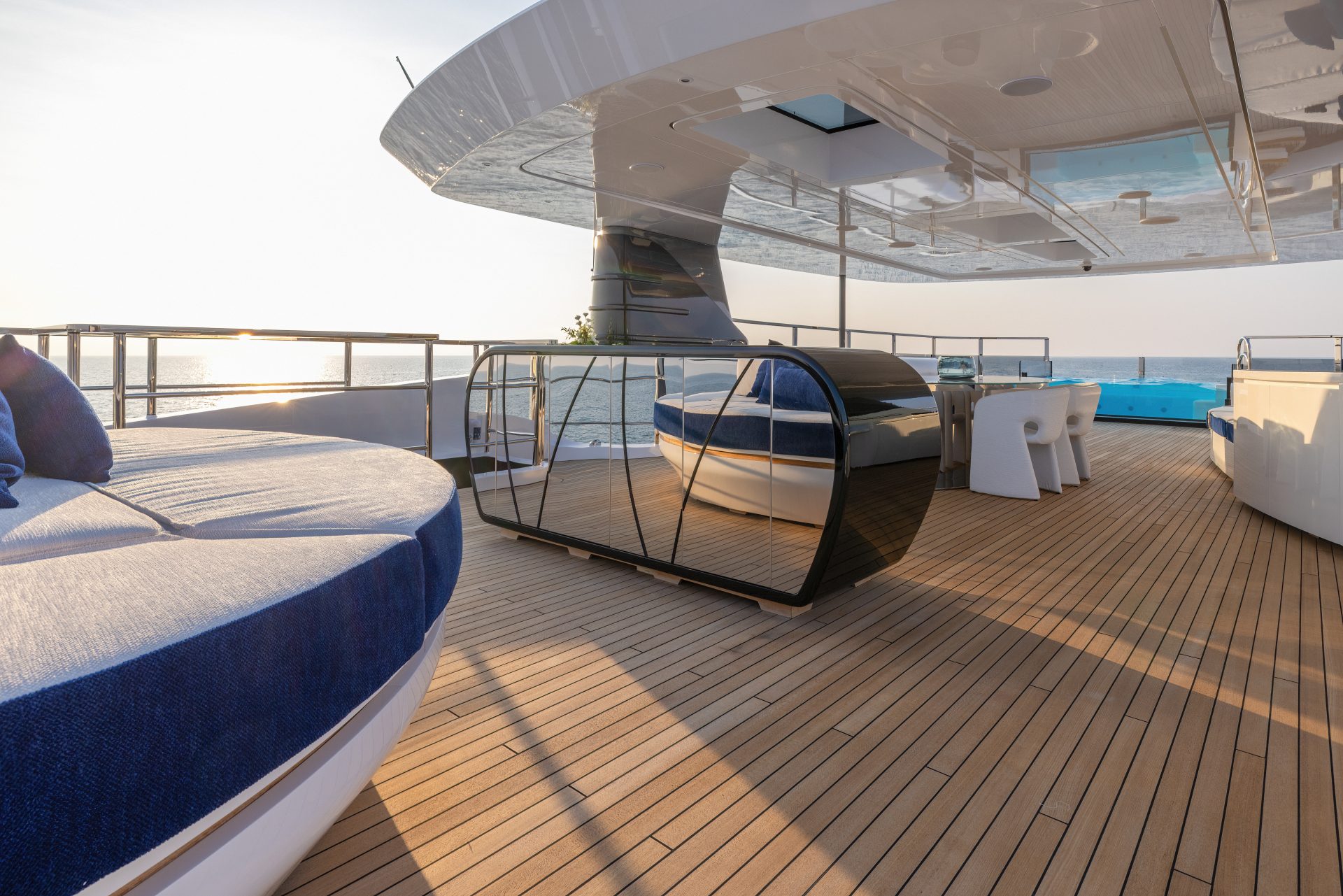 Deck elegante di uno yacht Mangusta al tramonto.