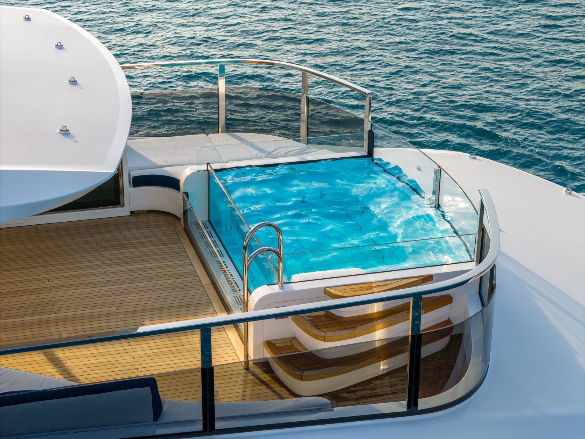 Jacuzzi di lusso su ponte Mangusta Yachts