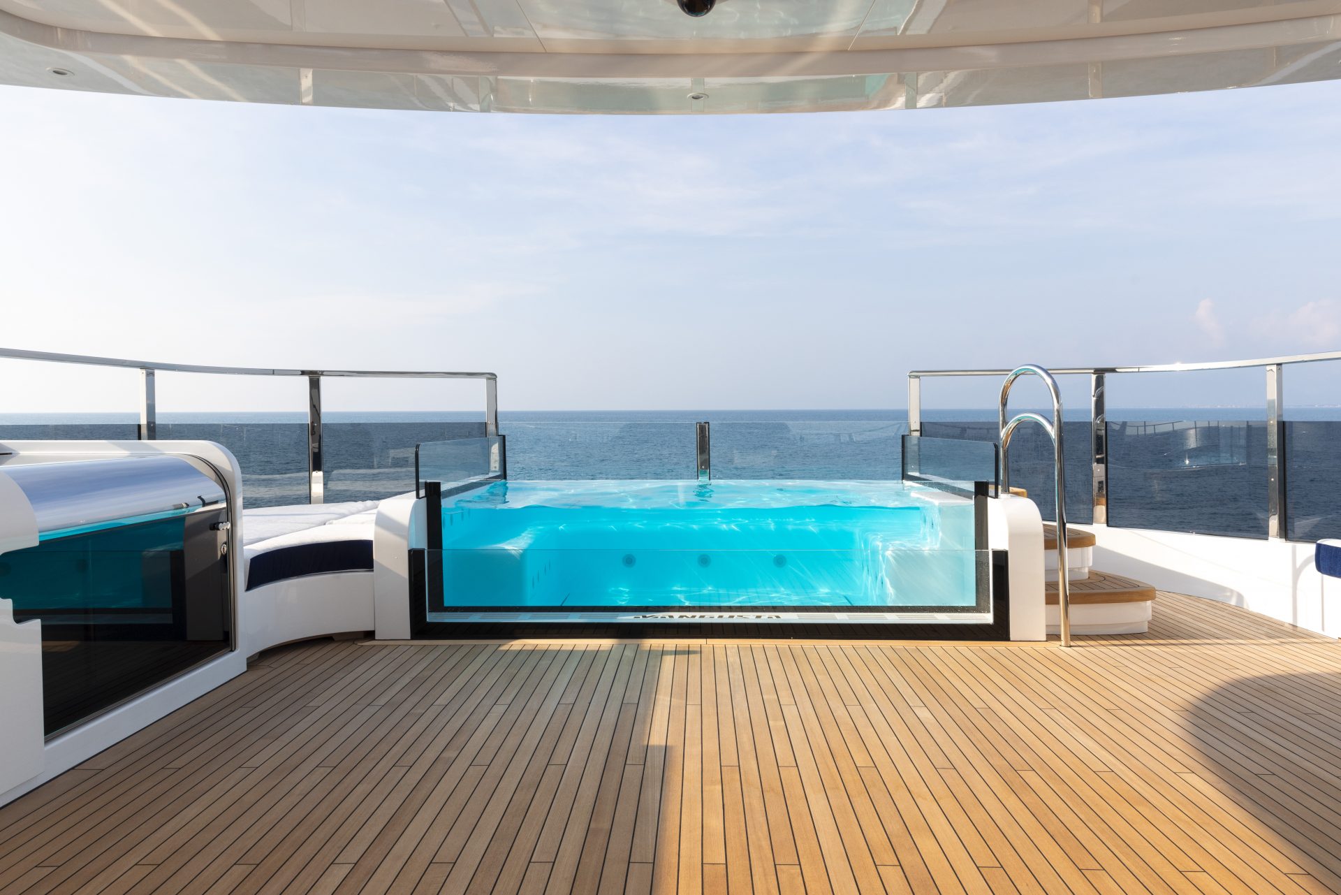 Piscina a bordo di uno yacht Mangusta con vista mare.