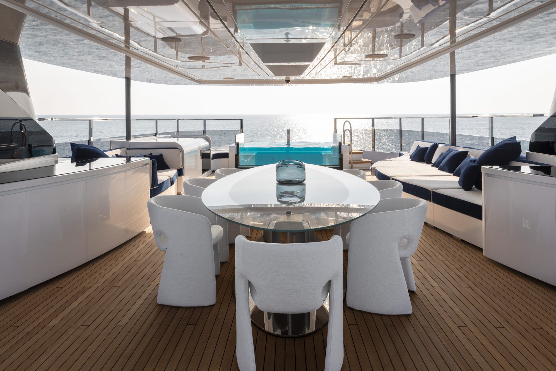 Terrazza lussuosa Mangusta Yachts con vista mare