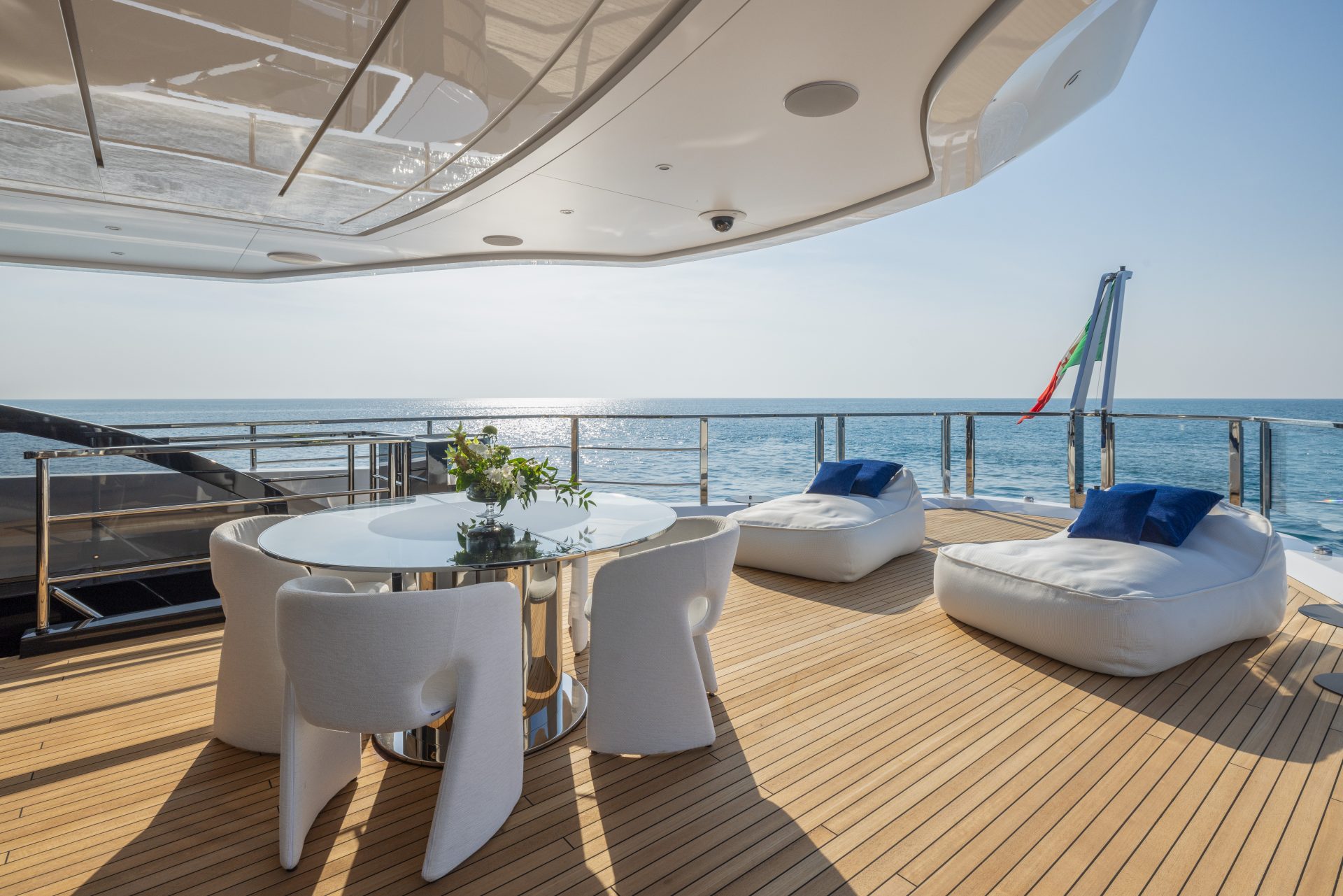 Ponte panoramico Mangusta Yachts con vista mare.