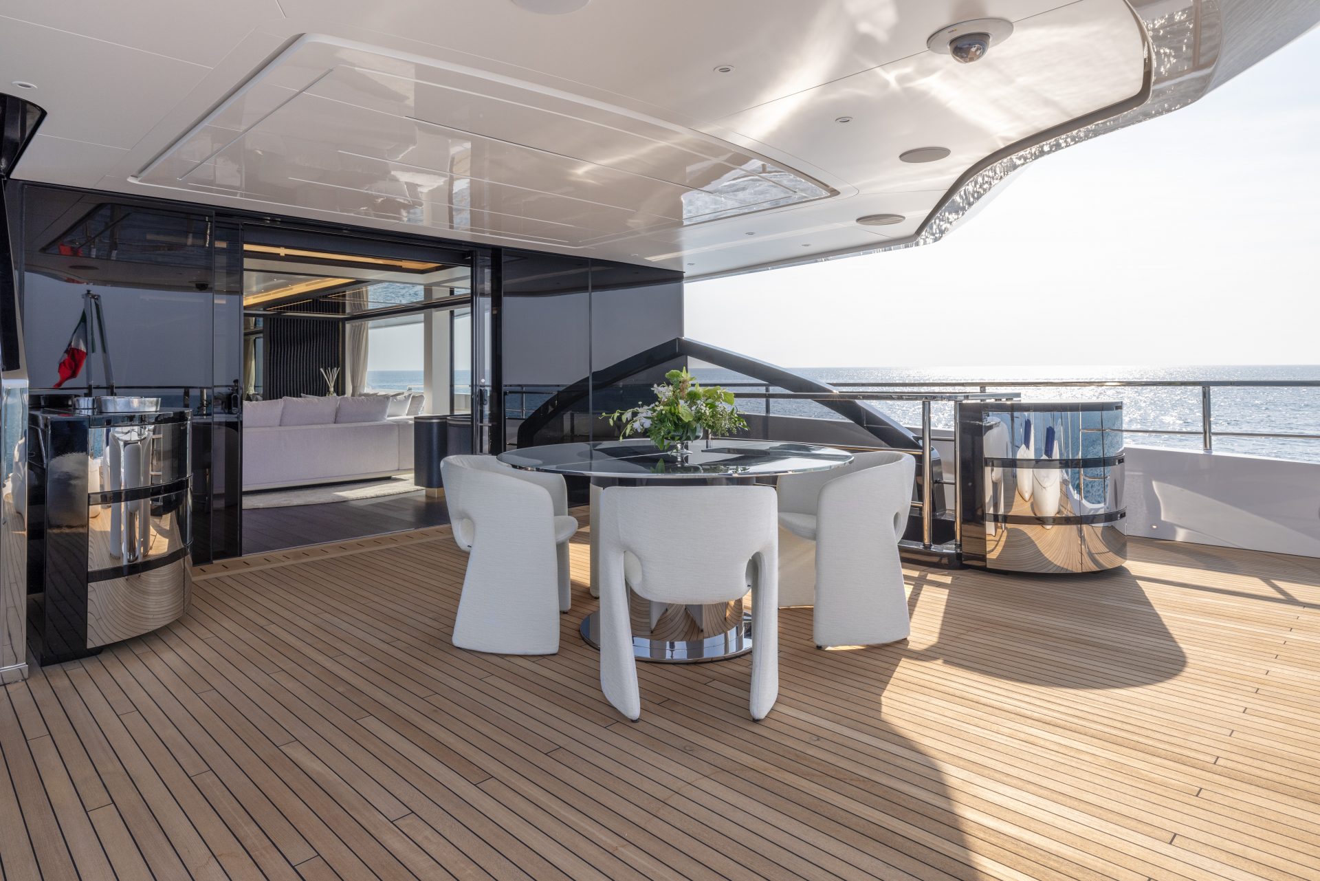 Terrazza esterna elegante su yacht Mangusta.