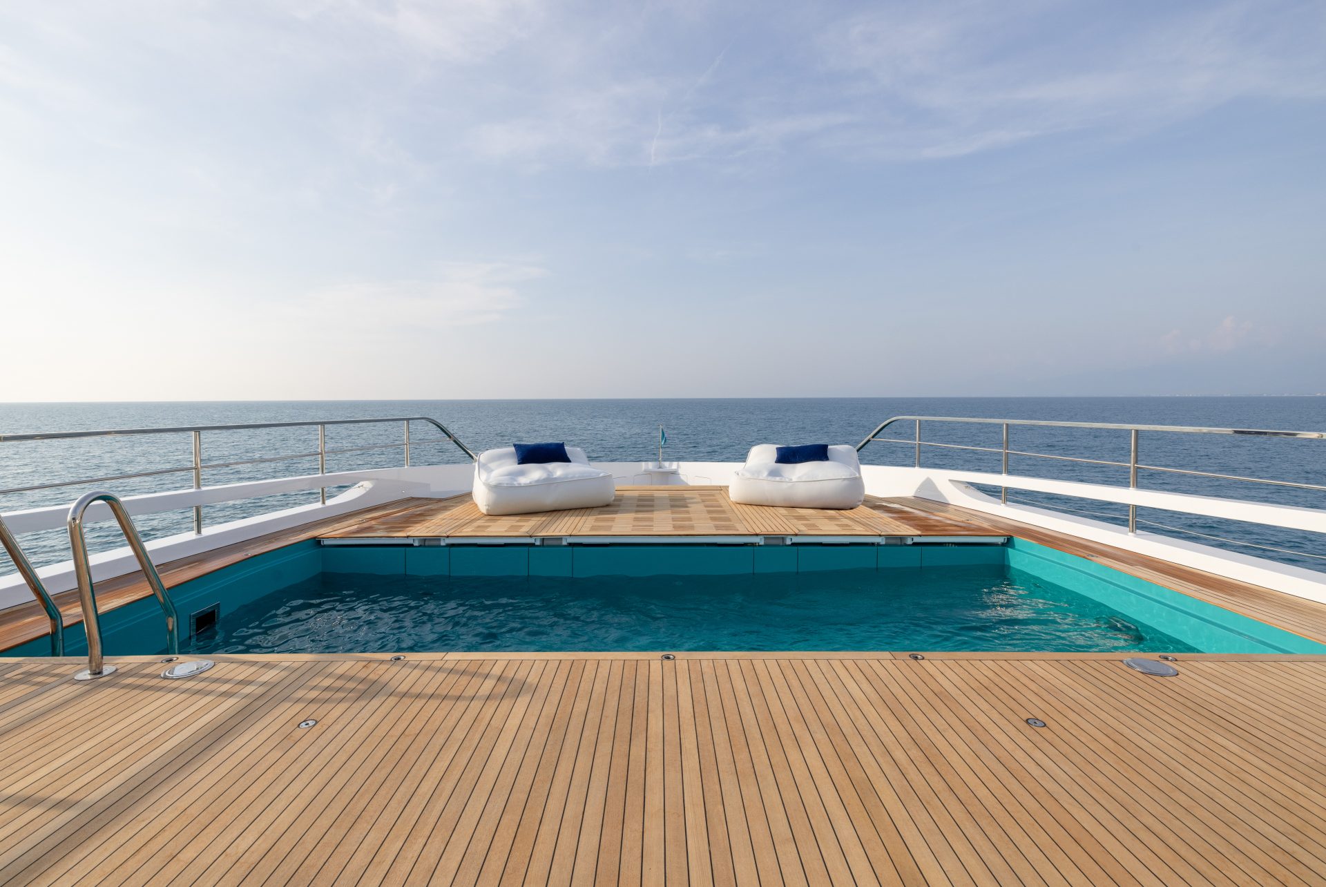 Piscina su yacht Mangusta con vista sull'oceano