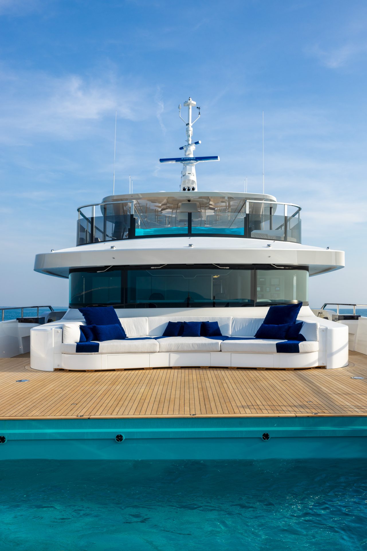 Yacht Mangusta con elegante salotto esterno bianco.