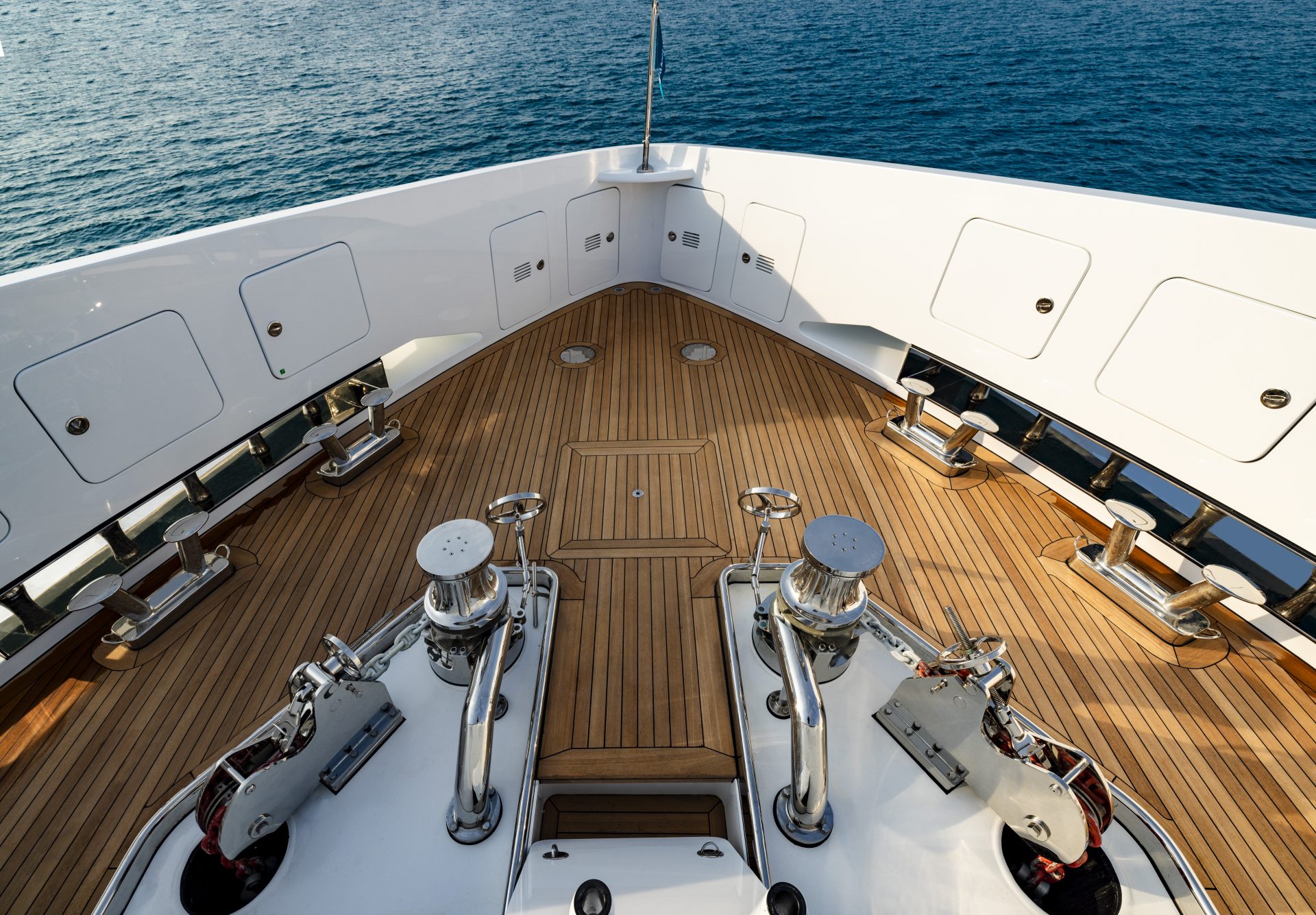 Prua in teak di uno yacht di lusso Mangusta