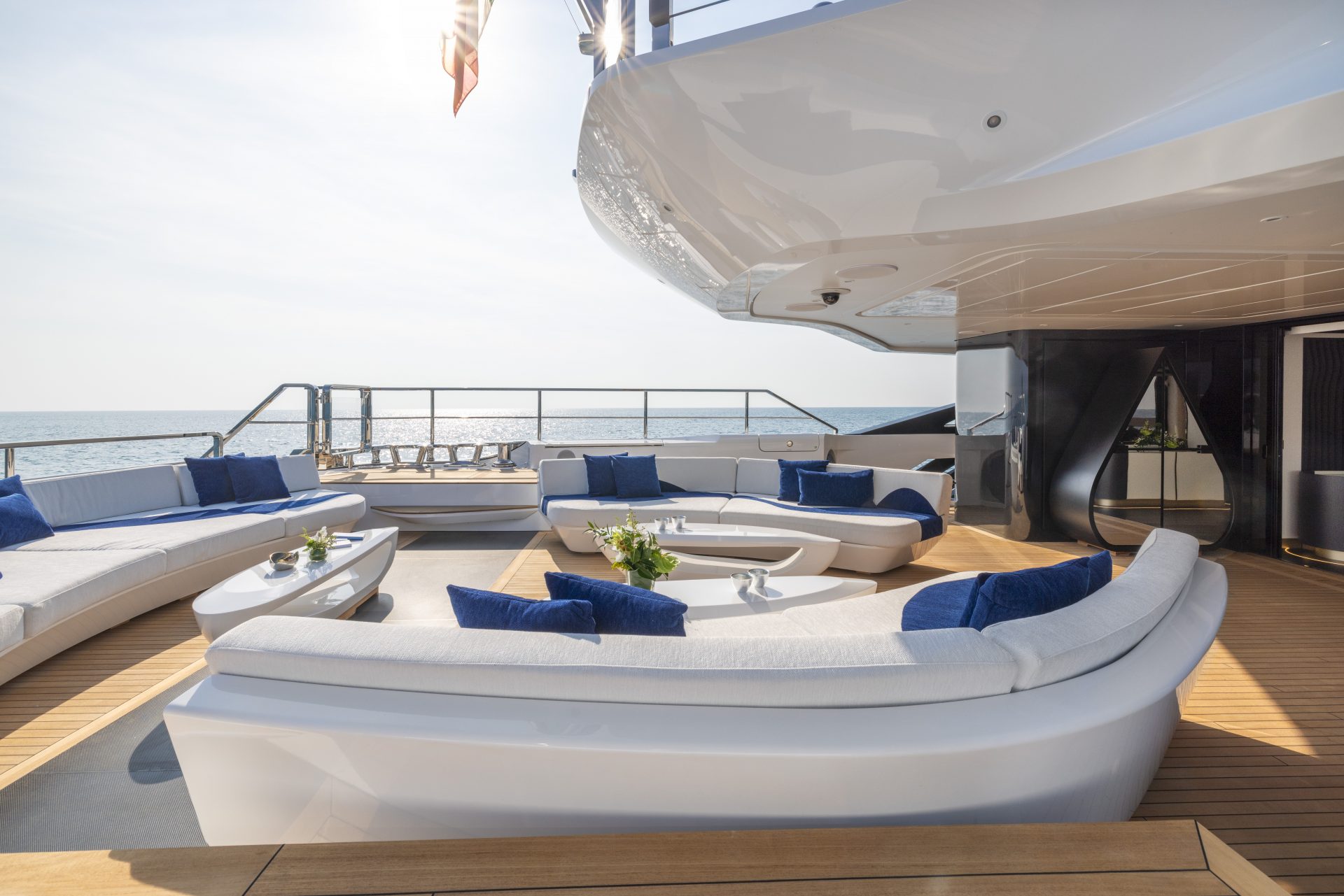 Terrazza relax con divani bianchi su Mangusta Yacht