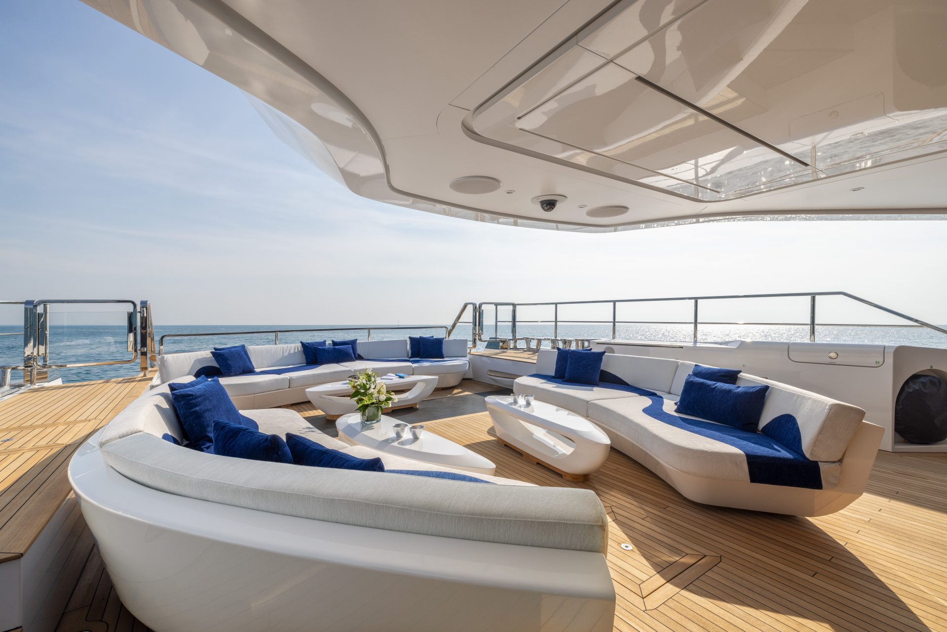 Area relax esterna su yacht Mangusta, vista mare.