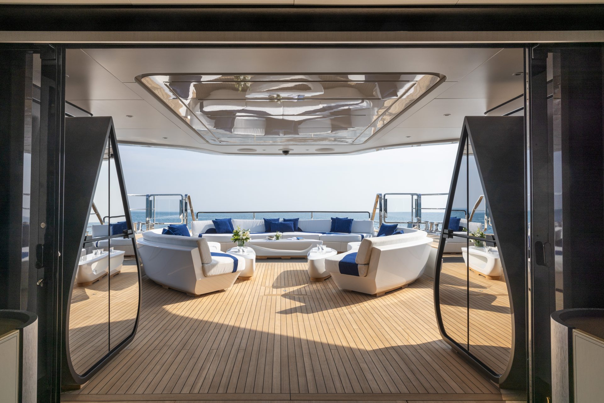 Area lounge esterna di lusso su yacht Mangusta.