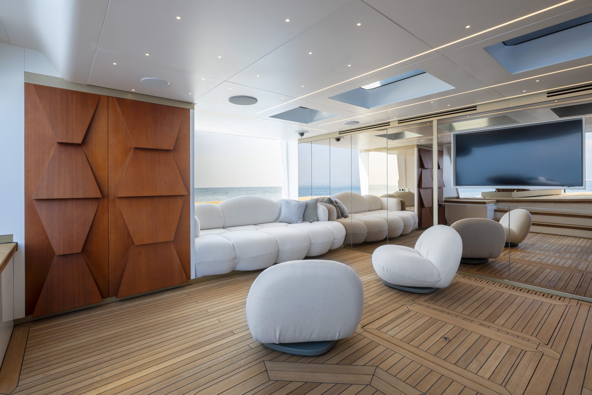 Interni lussuosi del salone di uno yacht Mangusta