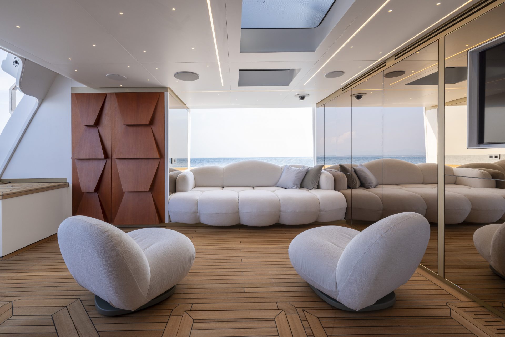 Salotto elegante su yacht Mangusta con vista mare.