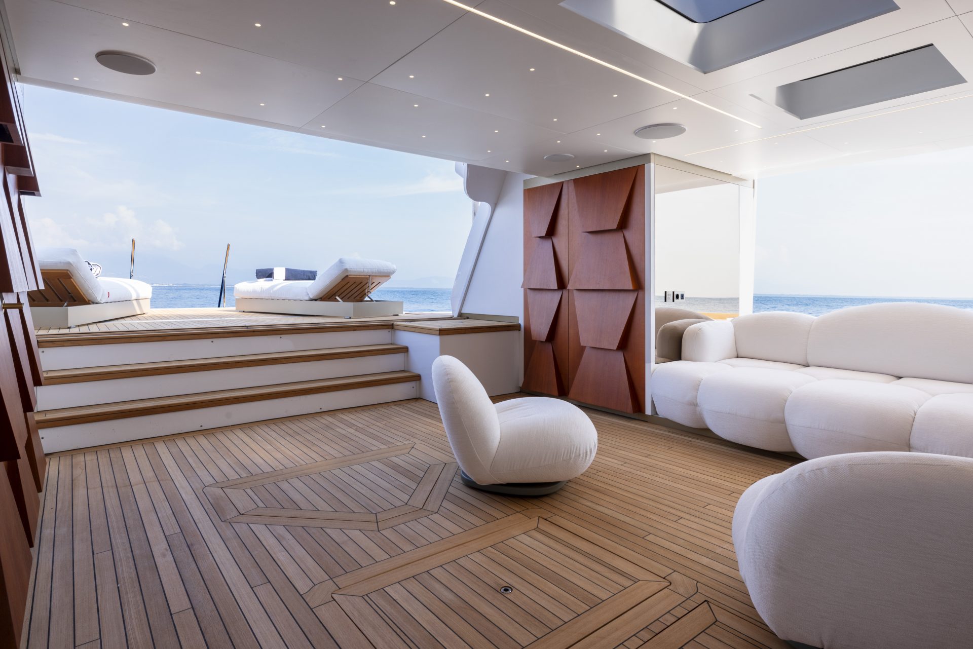 Interno elegante di uno yacht Mangusta con vista mare.
