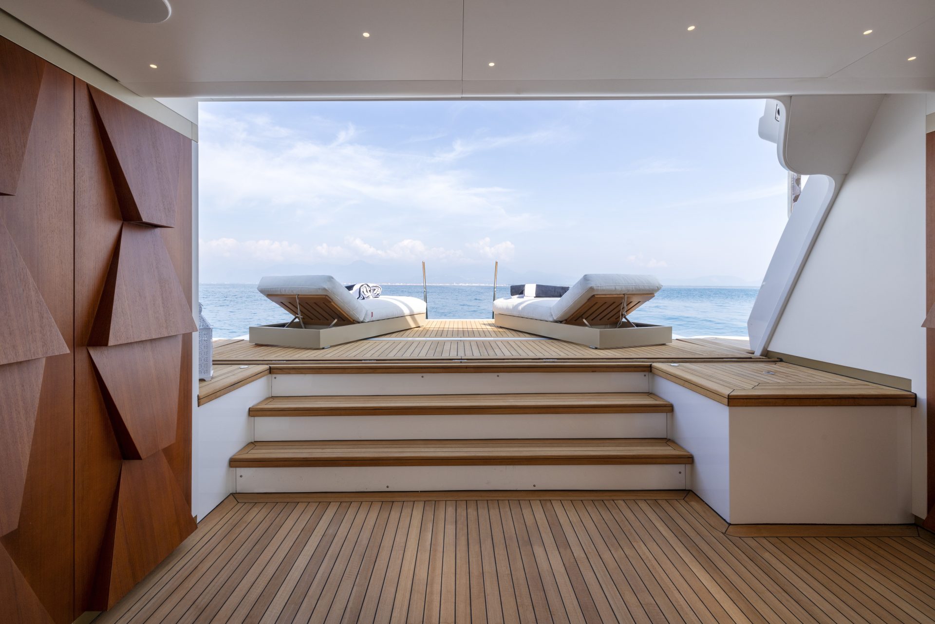 Sdraio su terrazza yacht Mangusta, vista mare.