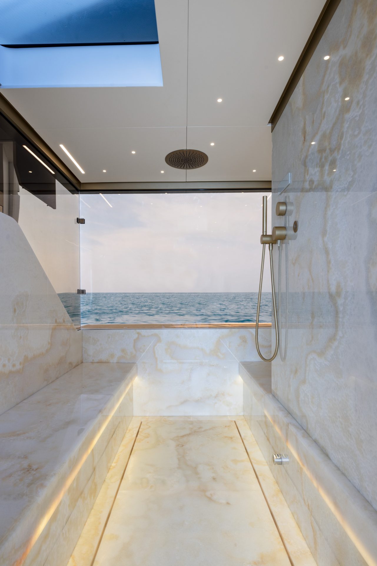Doccia di lusso sullo yacht con vista mare
