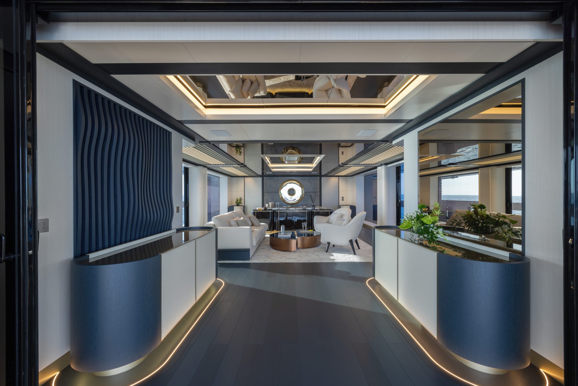 Interni eleganti salotto Mangusta Yachts.