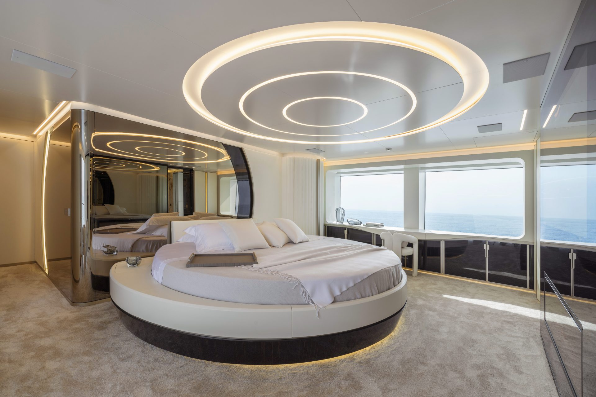 Suite lusso Mangusta Yachts con vista mare